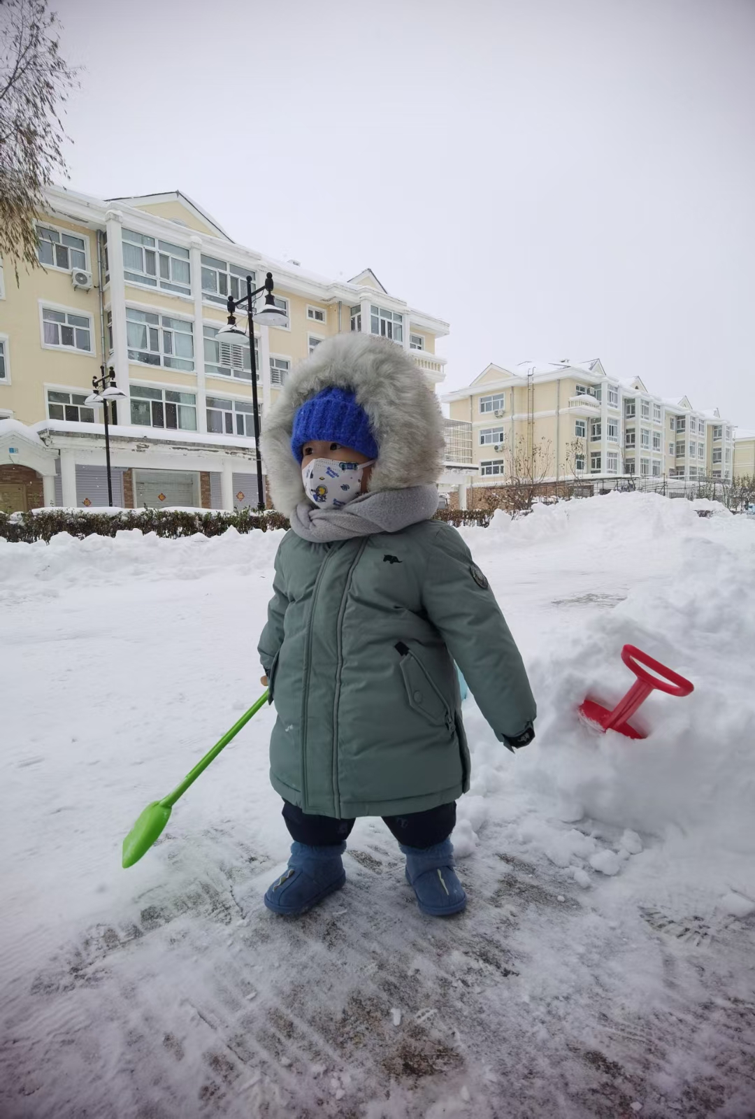 堆雪人打雪仗滑雪橇图片