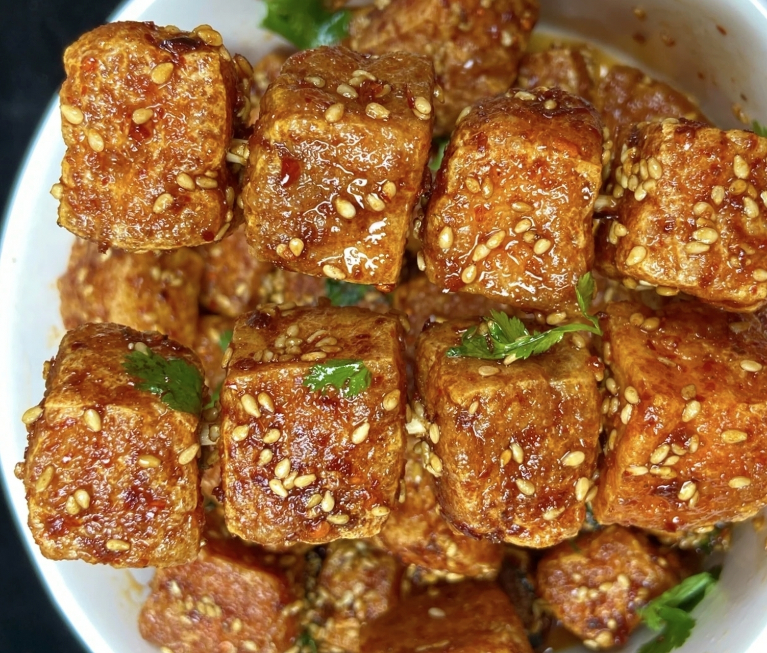 香辣脆皮豆腐,美味可口香辣多汁 (1)将豆腐切快成小正方形 (2)下锅炸