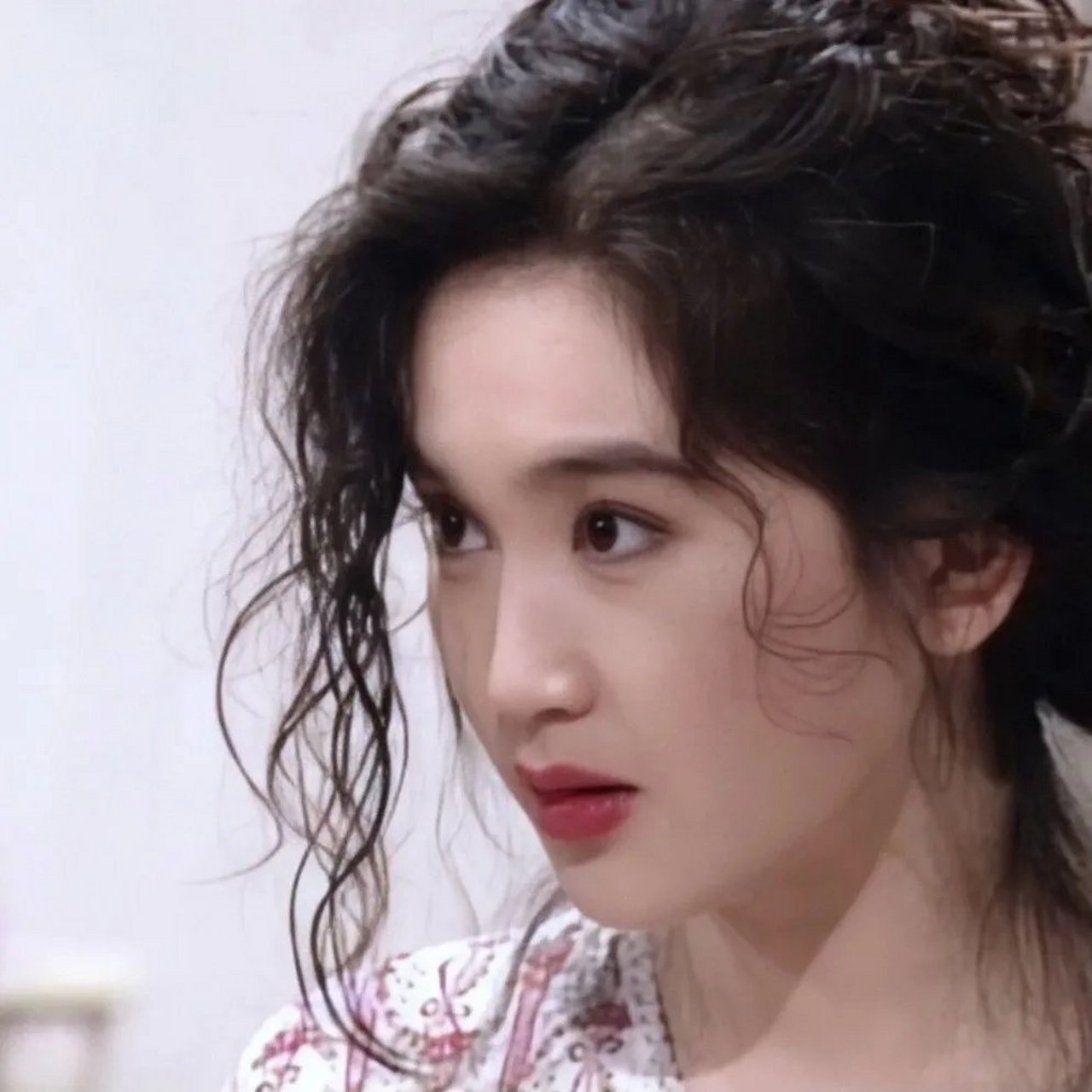 卷发红唇的温碧霞好抚媚呢!