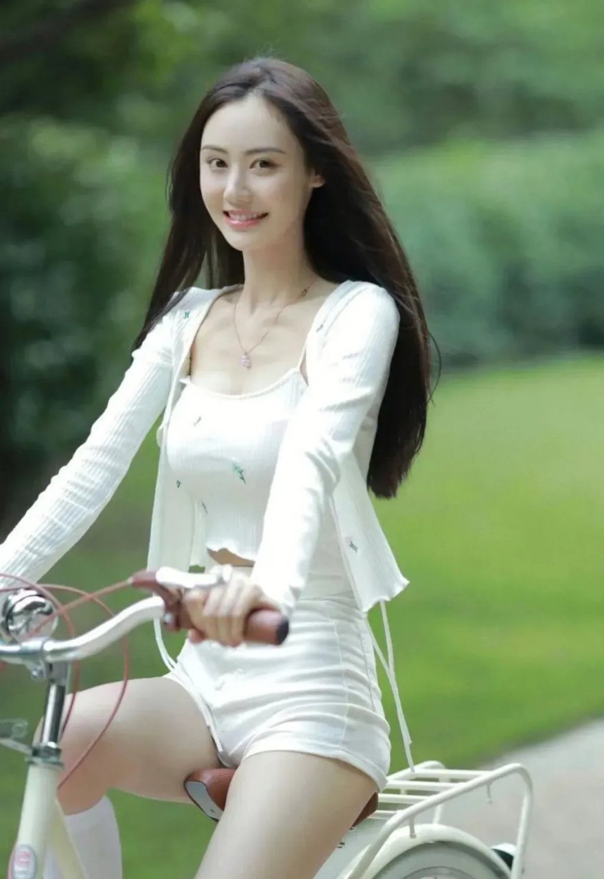 这位青春靓丽的女孩长的好像舒畅,疯狂心动辣[亲吻]