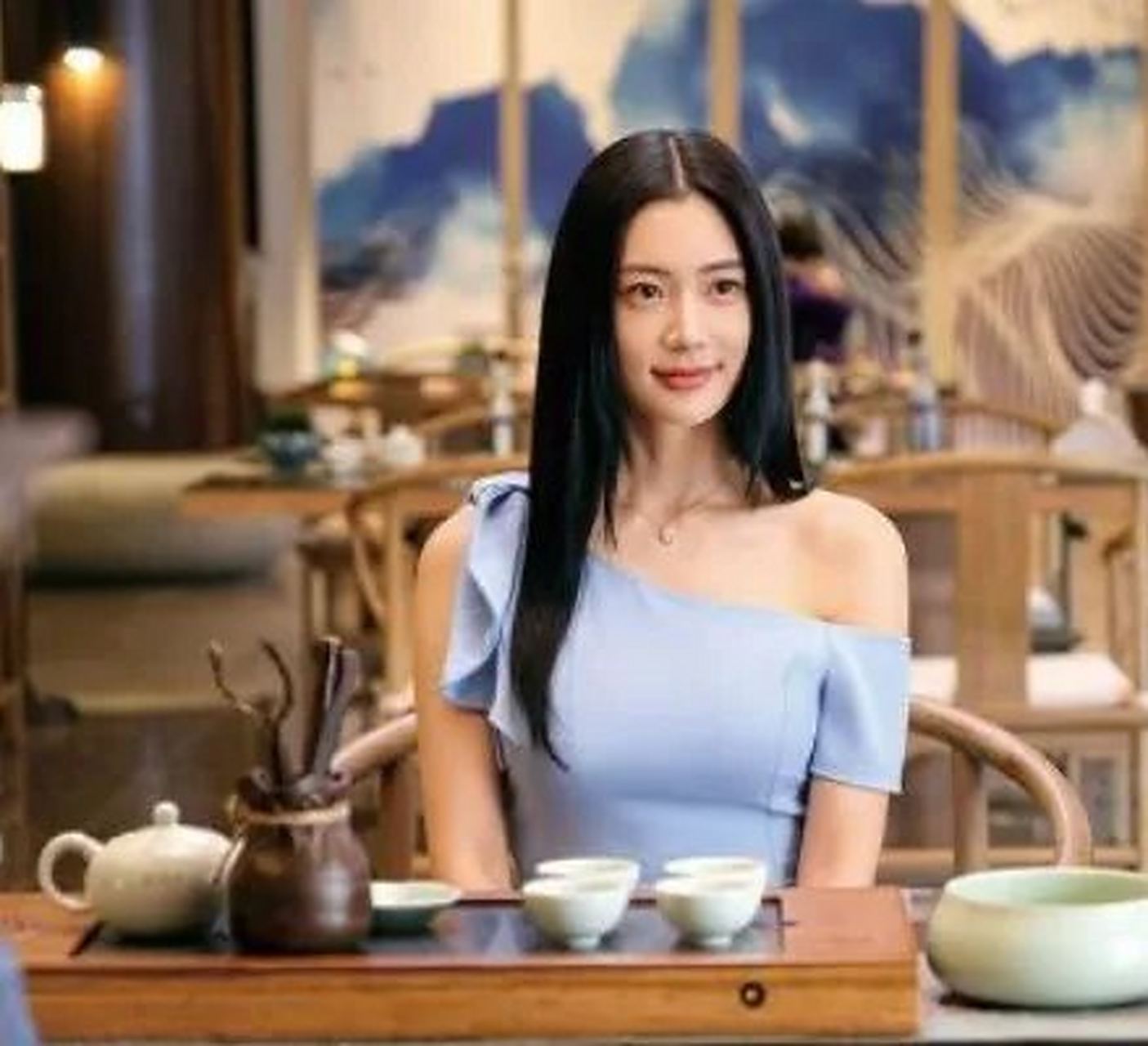 克拉拉在《大红包》这部戏里贡献了自己最饱满的曲线[色]