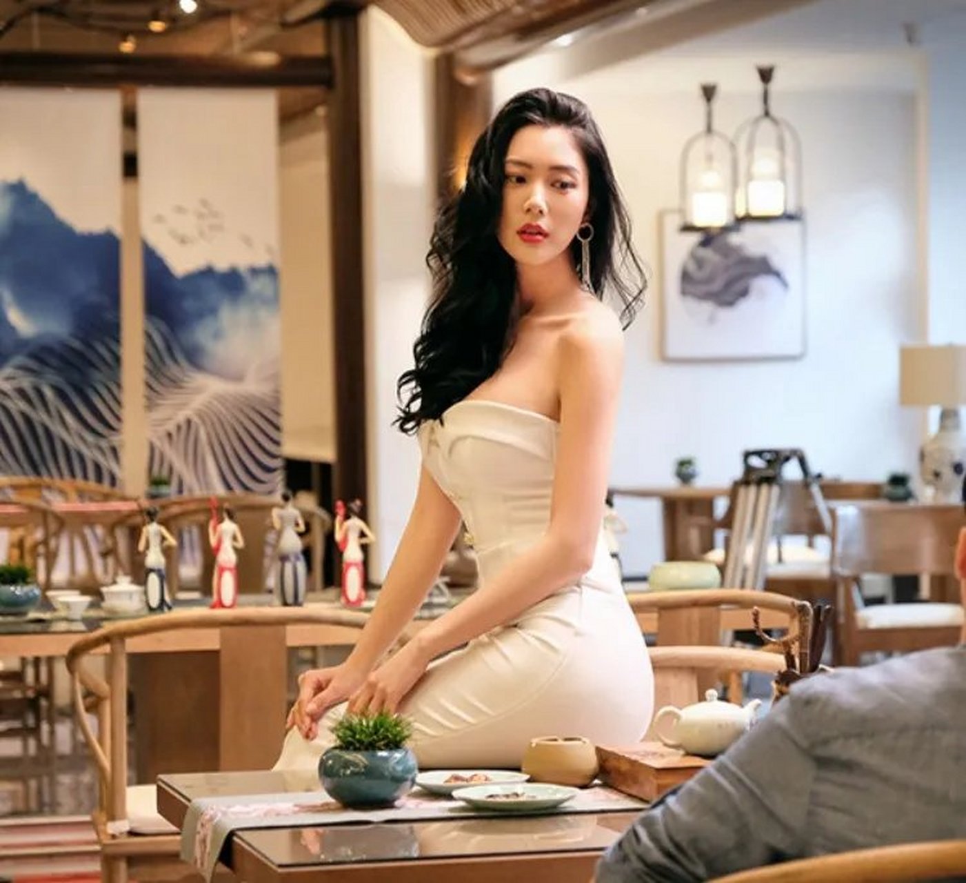 克拉拉在《大红包》这部戏里贡献了自己最饱满的曲线[色]