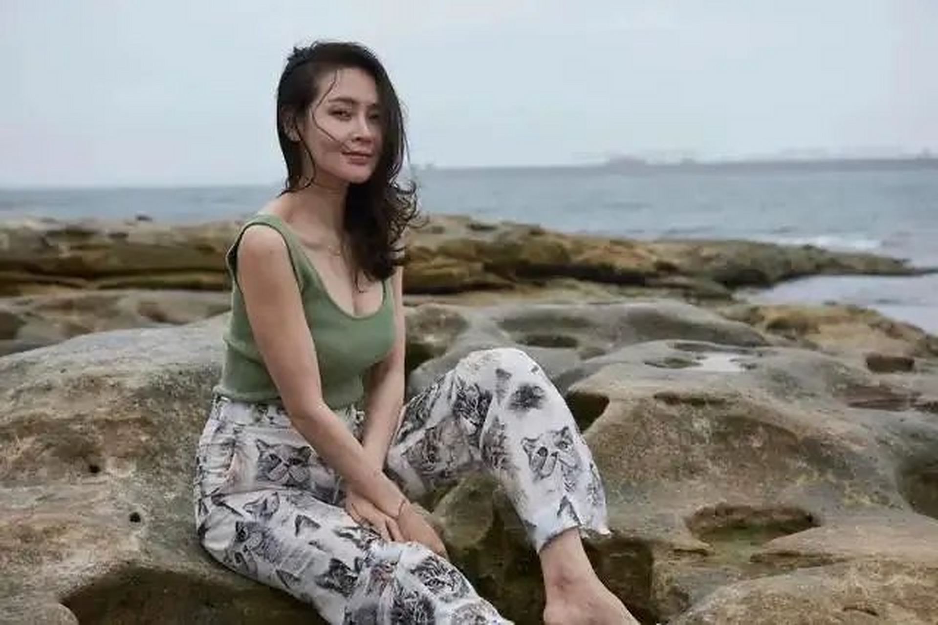 于明加,深陷大海艺术照