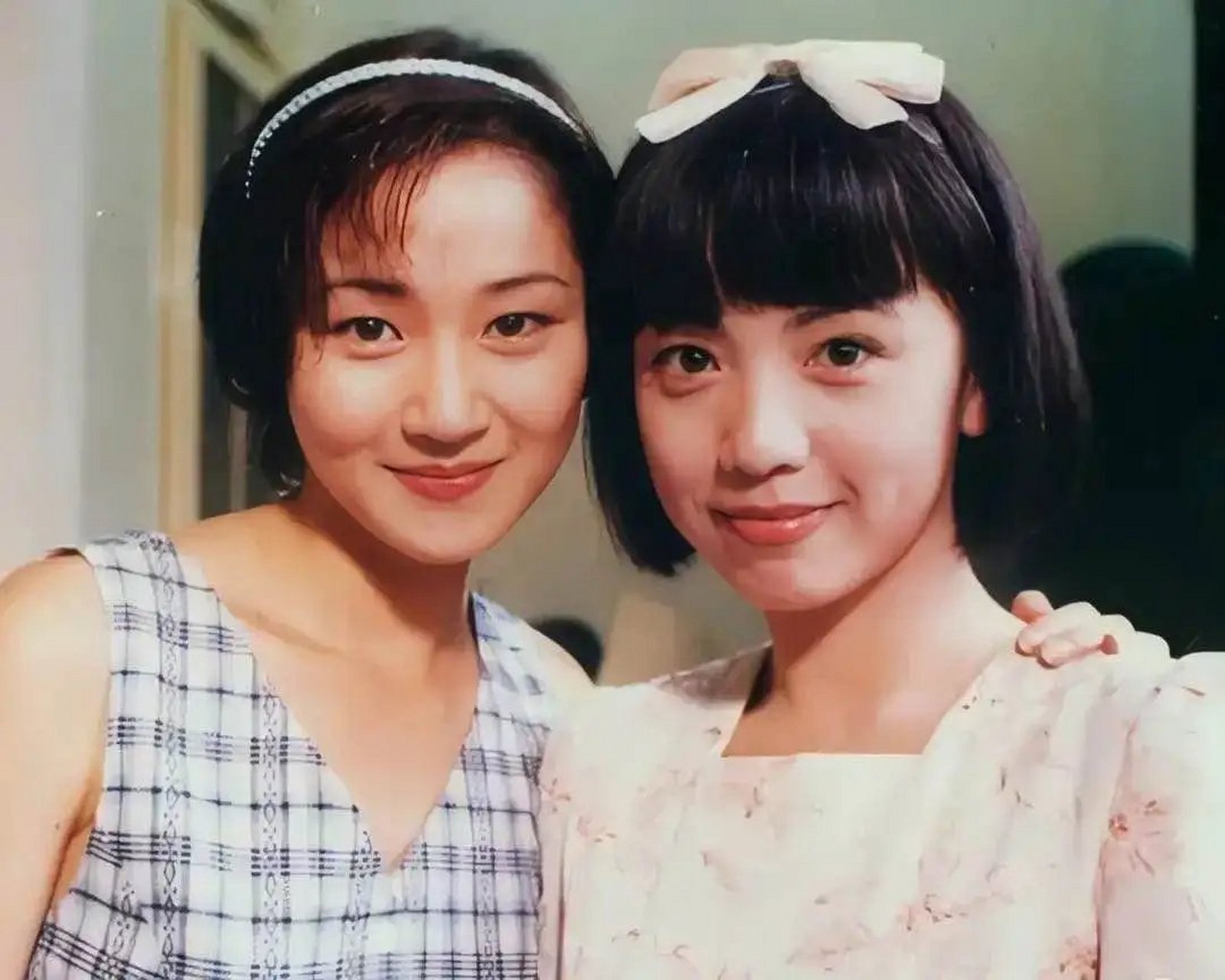 照片中的这两位大家都不陌生,万绮雯和邓萃雯,原来她们早就合作过《我