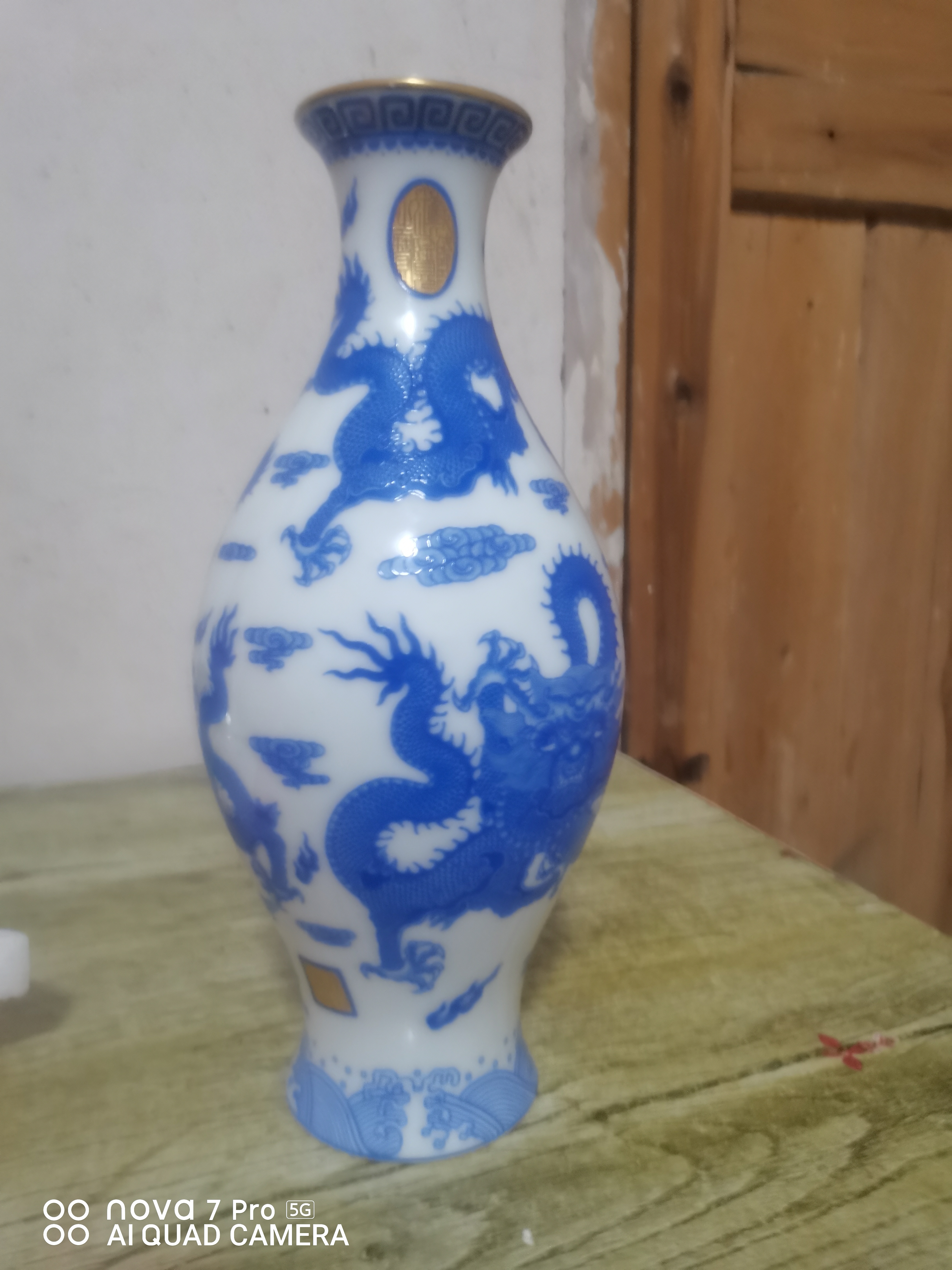 乾隆年制青花海水龙纹橄榄瓶