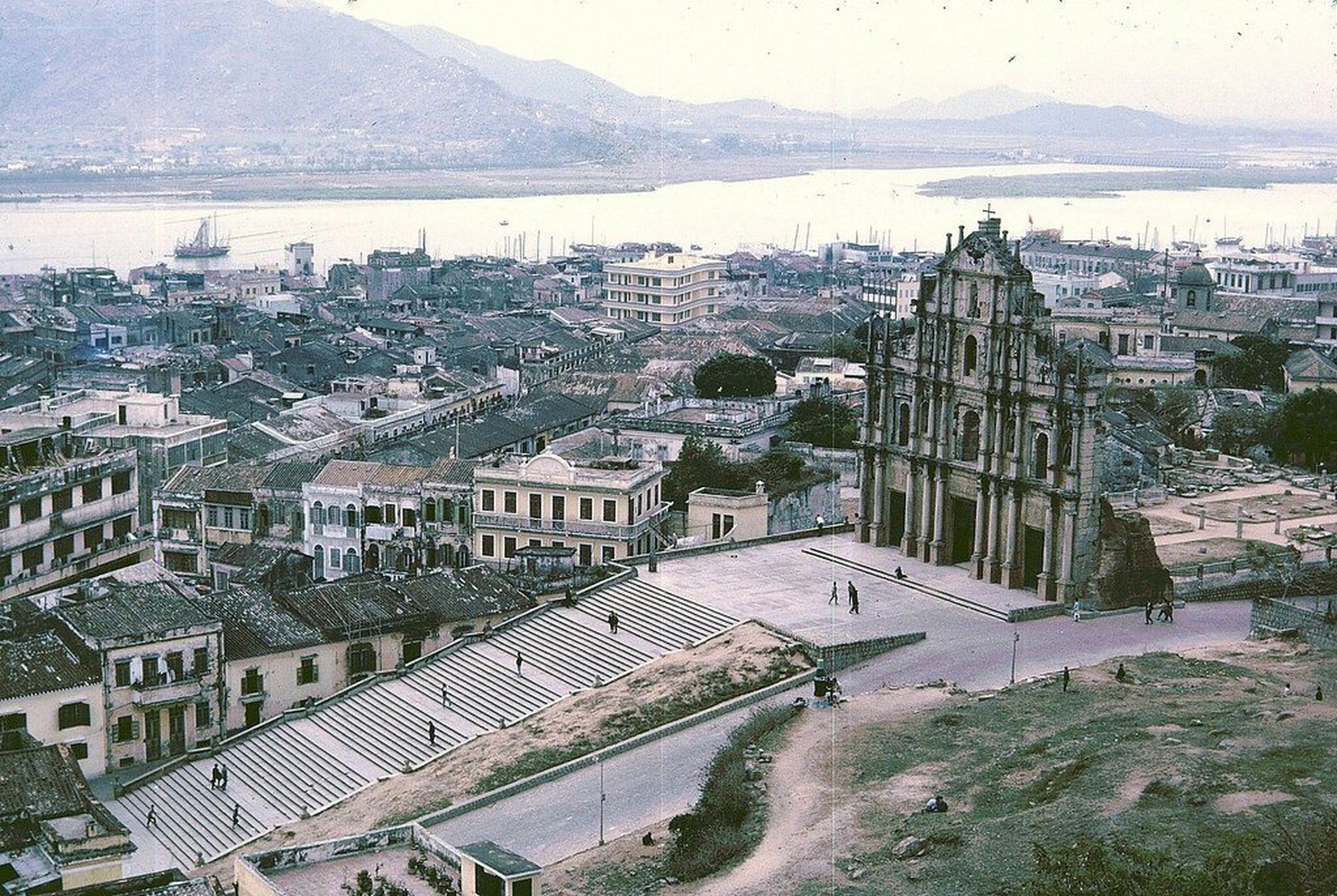 老照片:1967年,澳门大三巴牌坊