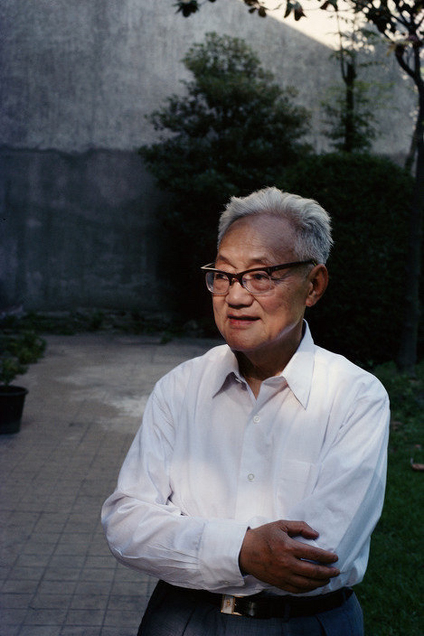 老照片:1980年,巴金先生在上海