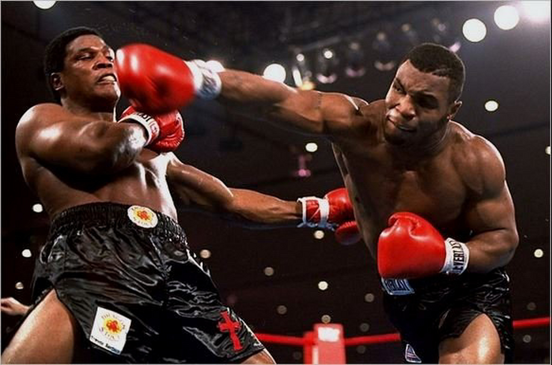 发现美好时光# 老照片:1986年,泰森击败伯比克成为拳击史上最年轻
