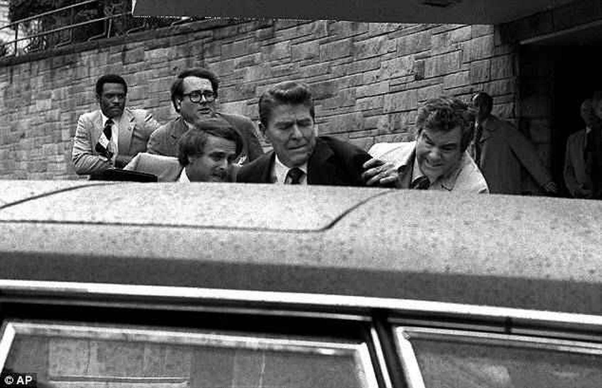 历史佳# 1981年3月30日,时任美国总统里根遇刺,他肺部中了一枪,造成