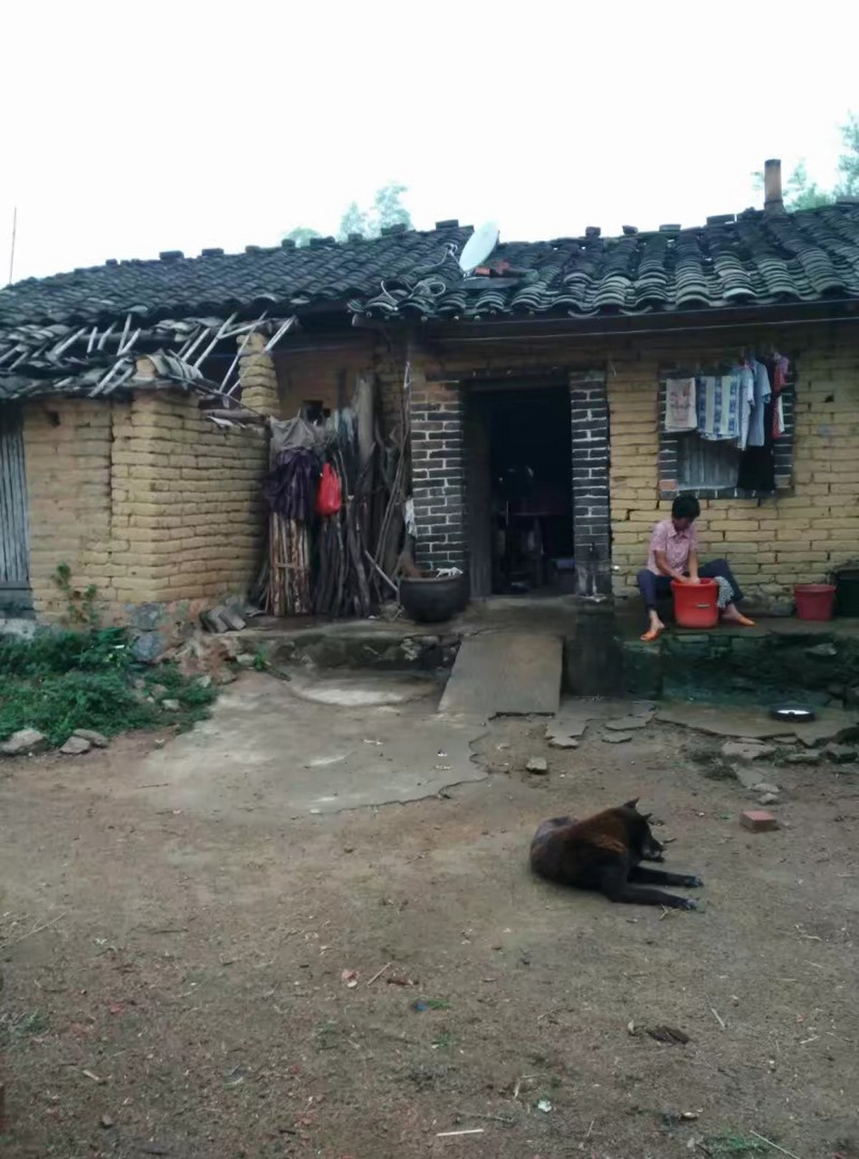 小伙子的家庭条件不好,只能住这样的房子了