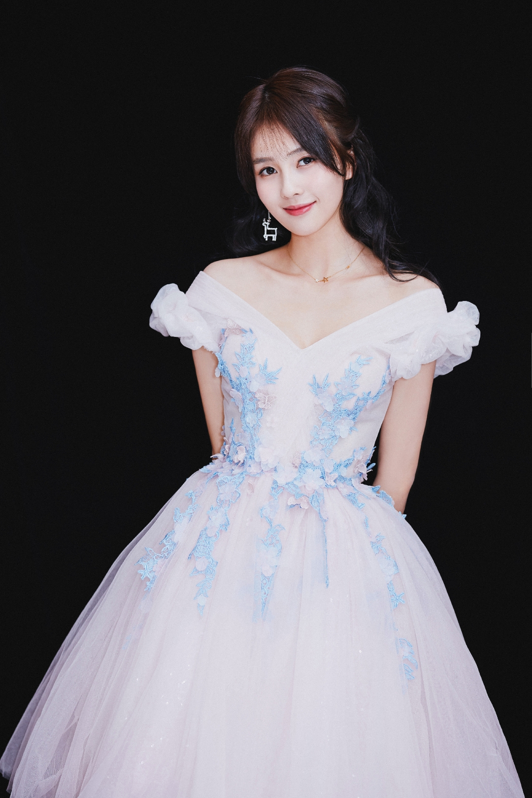 白鹿穿着梦幻的粉色礼服,优雅迷人,仿佛童话中的公主