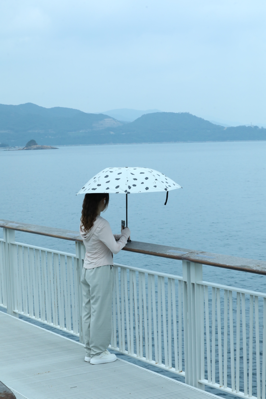 98海边偶遇,那位撑伞的优雅女士996900  漫步在海边栏杆旁