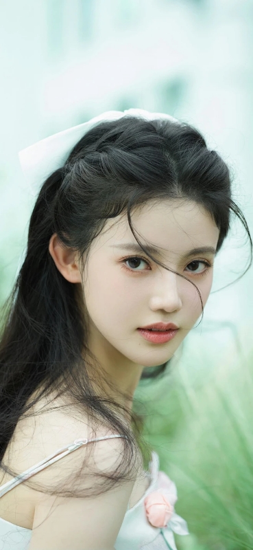 清丽绝伦的女子,如玉般的肌肤和清澈透明的眼神,仿佛是人间仙子降临