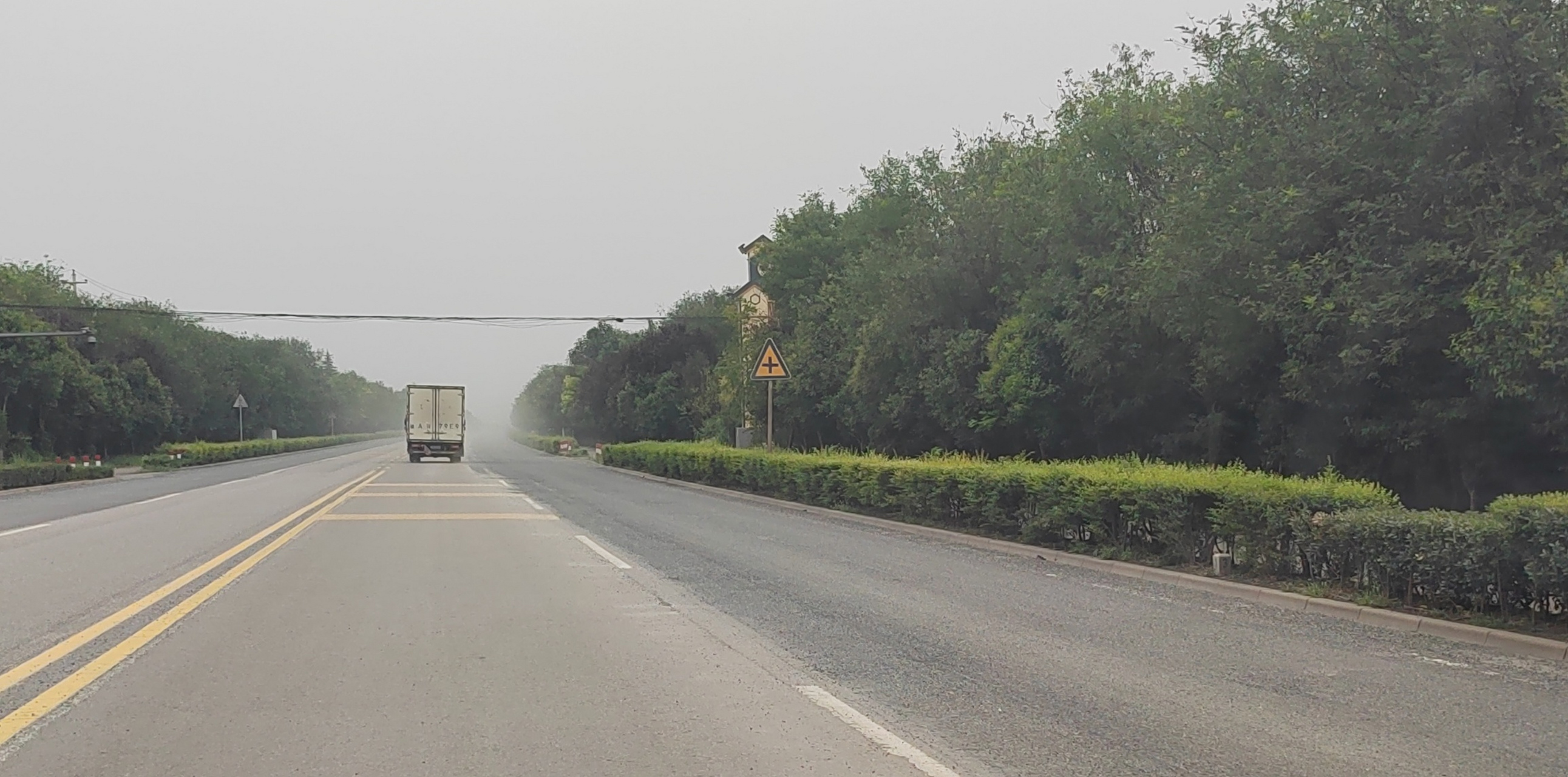 (3)这么多沙砾,车过之后扬起的灰尘会不会影响驾驶员视线?