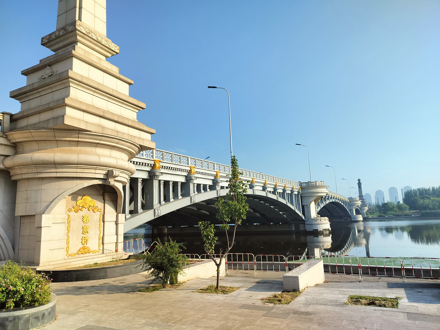 杨柳青西河闸,开闸放水了,海河的水在缓缓的流动.