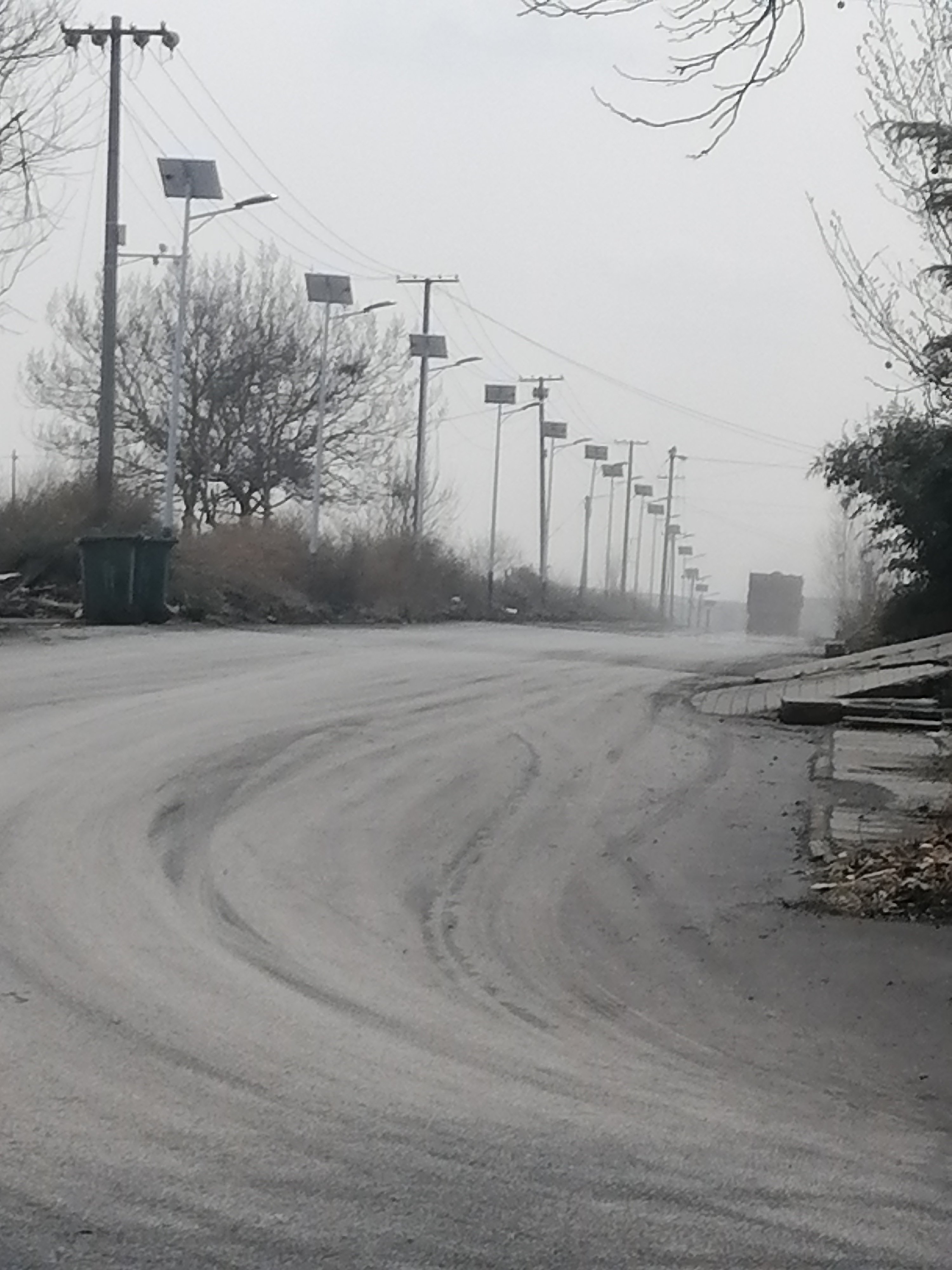 沙河市白塔镇章村矿矿口众多拉煤车辆从路上经过,扬尘四起,这些车辆都