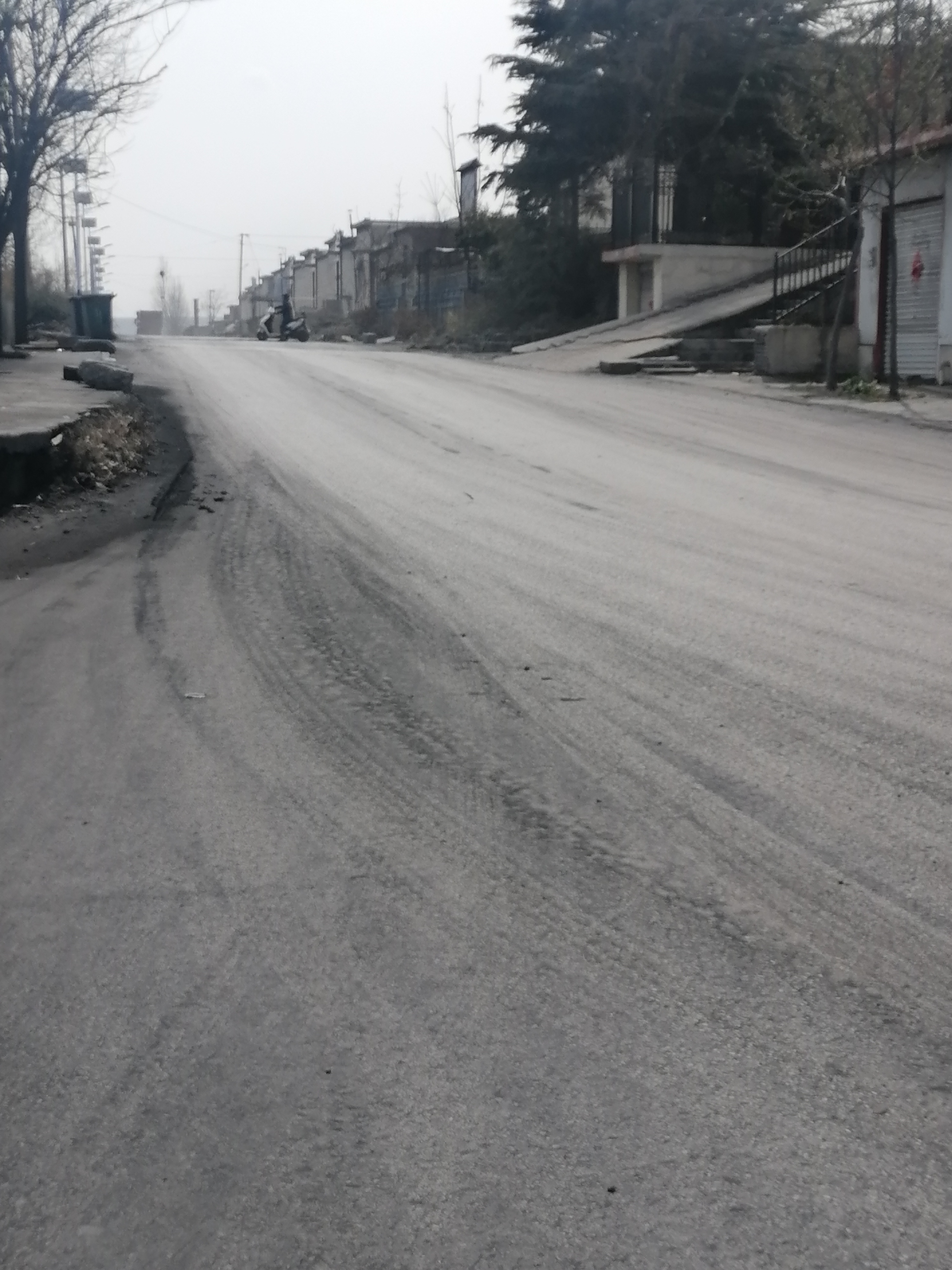 沙河市白塔镇章村矿矿口众多拉煤车辆从路上经过,扬尘四起,这些车辆都