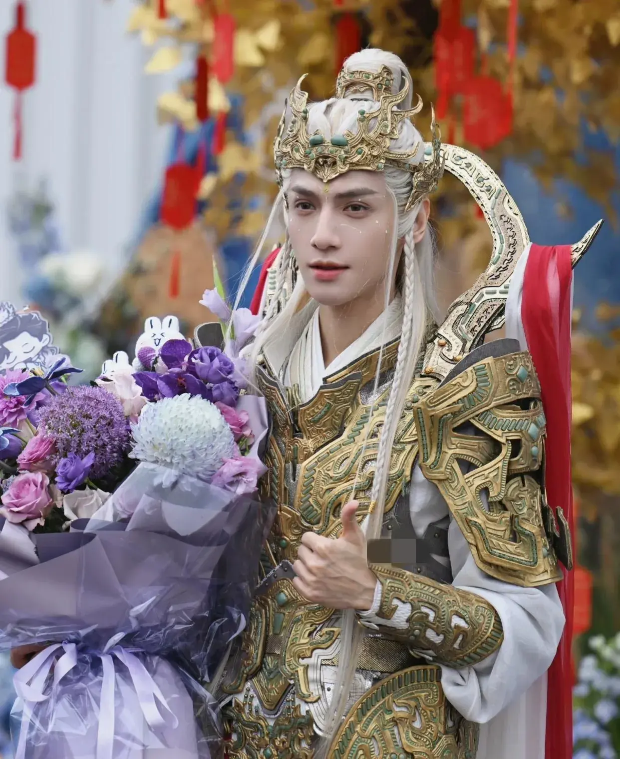 罗云熙不愧是古装美男子,这么繁复的衣服穿上去也抵挡不了他的帅气.