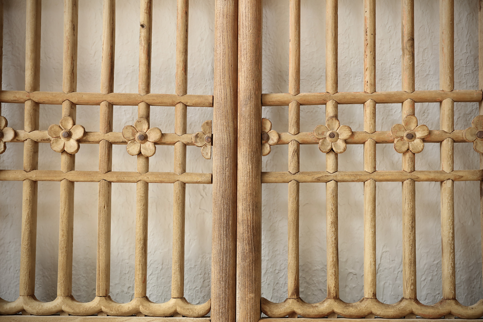 【淳朴自然 61 格窗 】   原始皮壳 纹理尽显     楠木棂格.