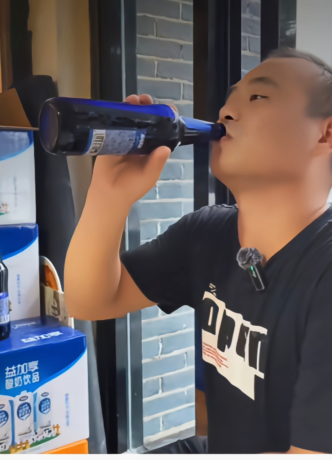 进店点了2道菜,吃几口就到门外喝两口啤酒,在回