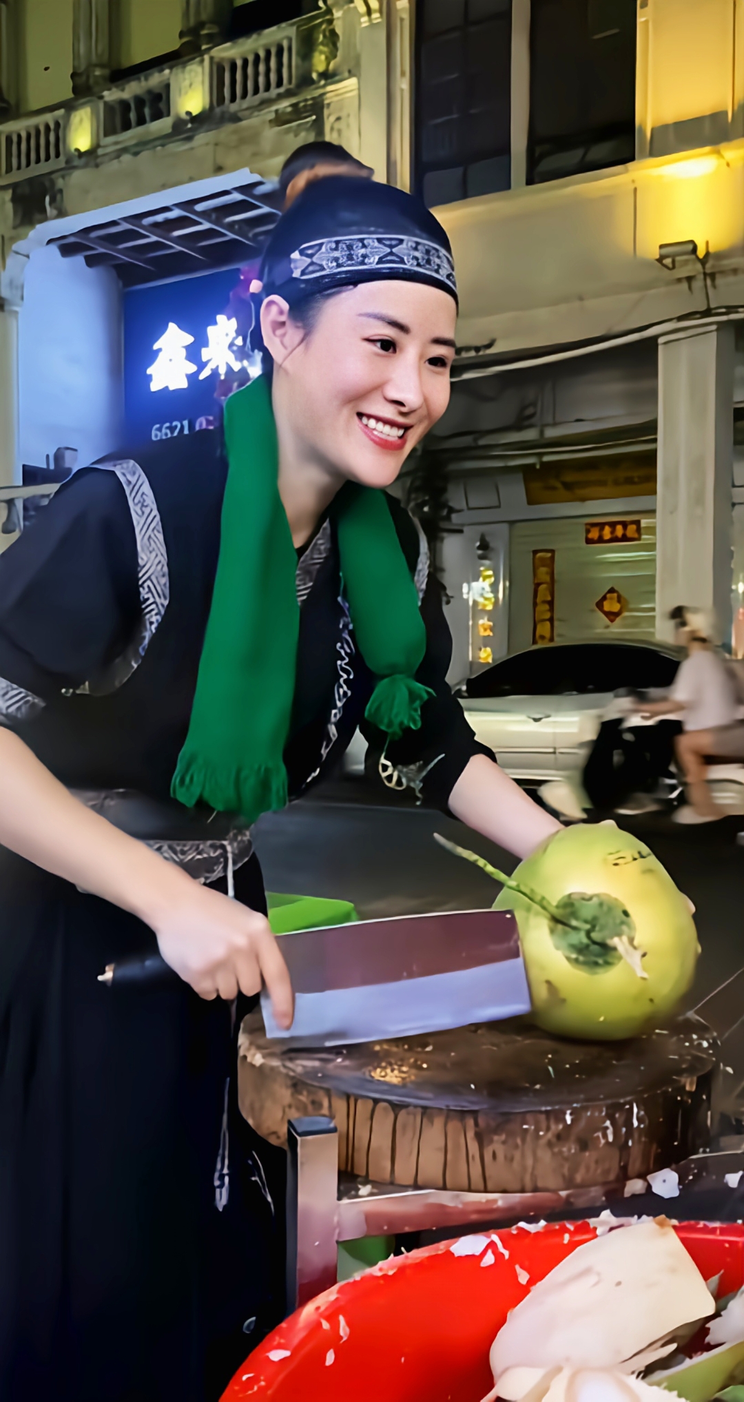 她笑容灿烂手中托着一个洁白的球体,引得行人停下