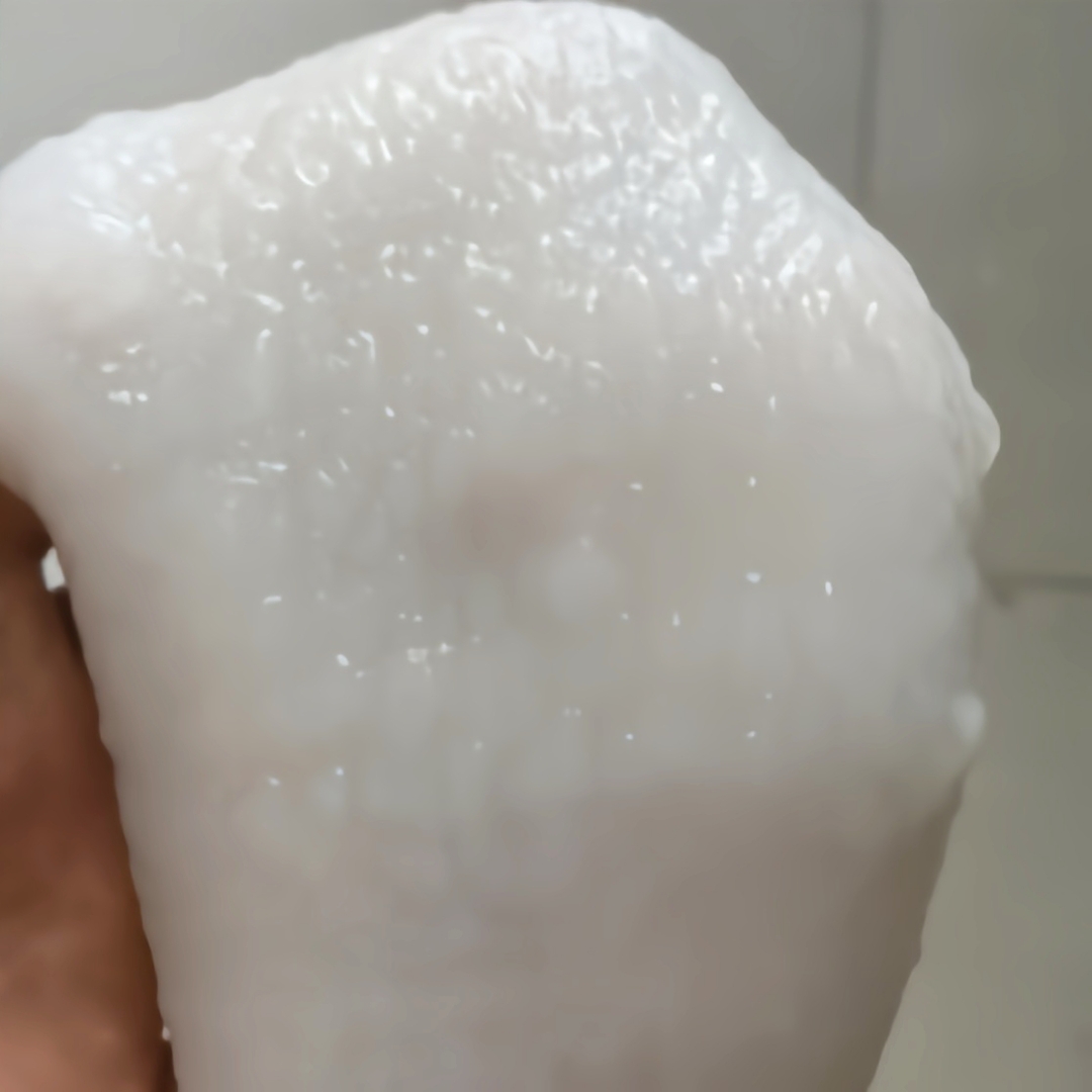 听同事讲,一次给她老婆洗完衣服时发现的,这个白白东西,手感柔软又粘