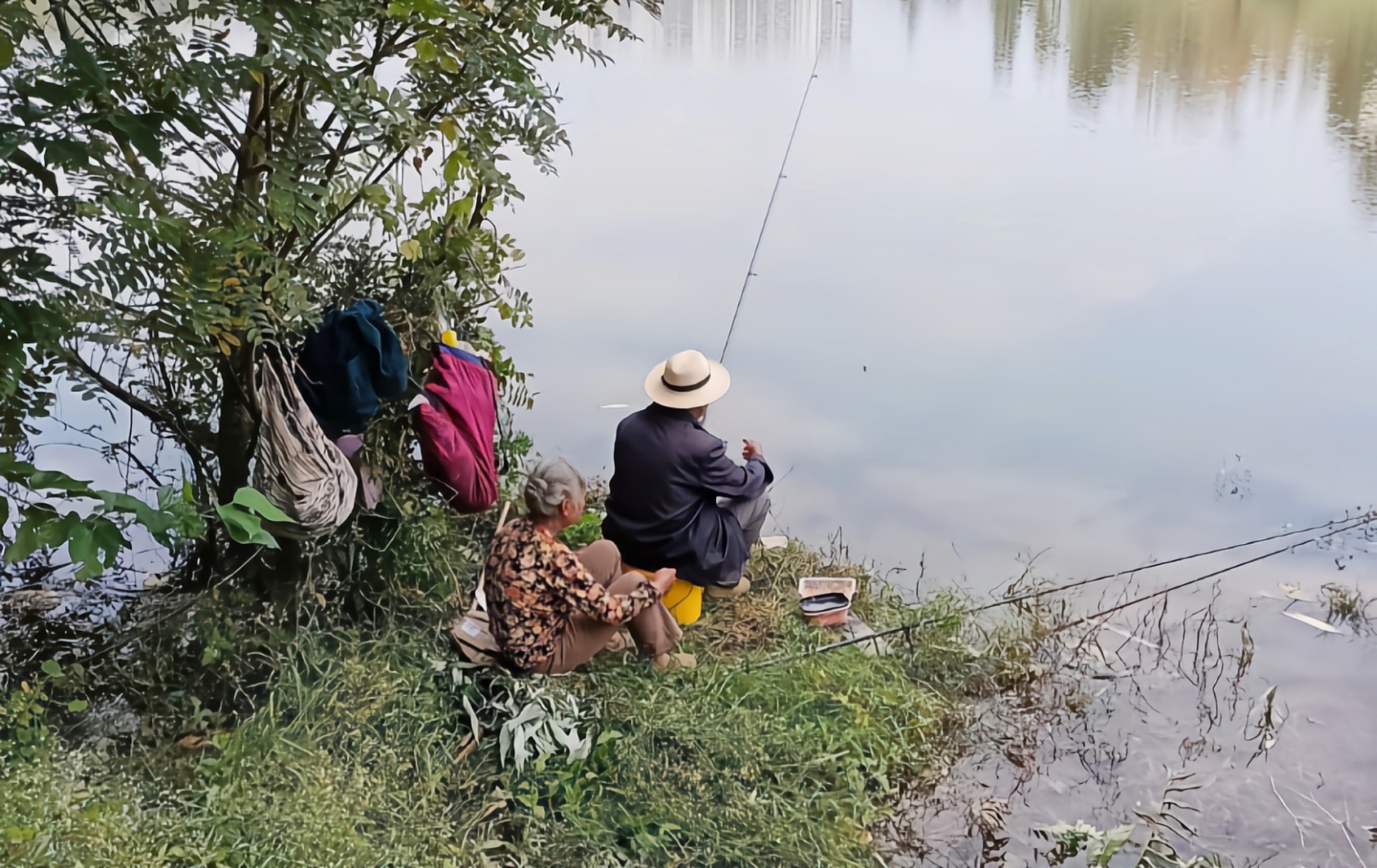 看老爷爷去钓鱼,奶奶也跟着.这份晚年相依相伴的深情,让人心生羡慕