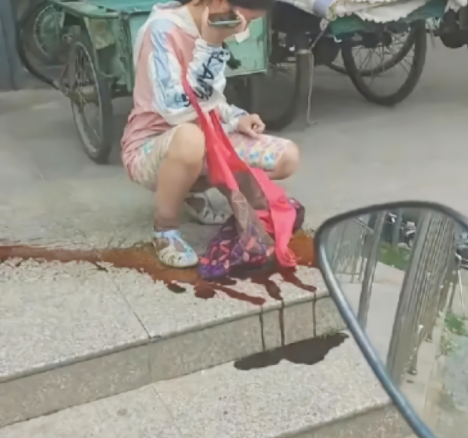 然而,当她走到小区楼下时,意想不到的事情发生了