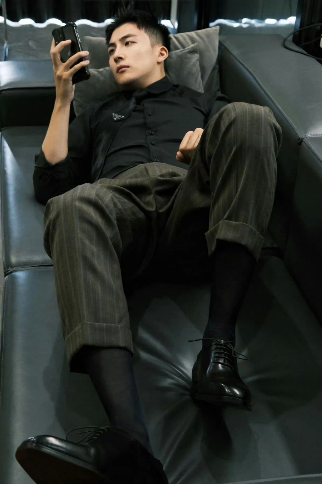 一隅的静谧沉思#商务正装# #正装皮鞋# #黑袜皮鞋# #型男帅哥