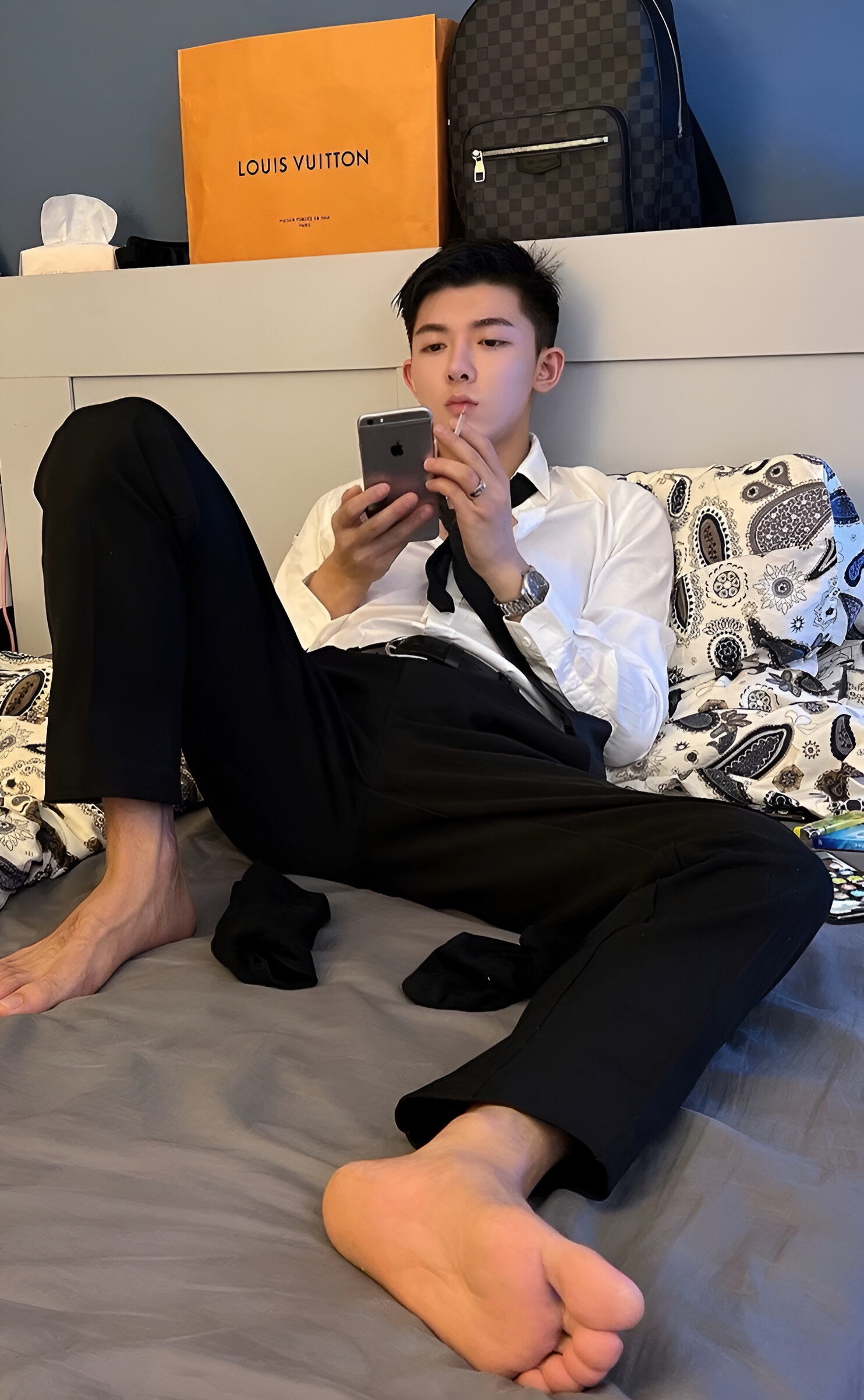 今日份的ootd 黑白配还挺有感觉～#型男帅哥# #黑袜皮鞋# #正装皮鞋
