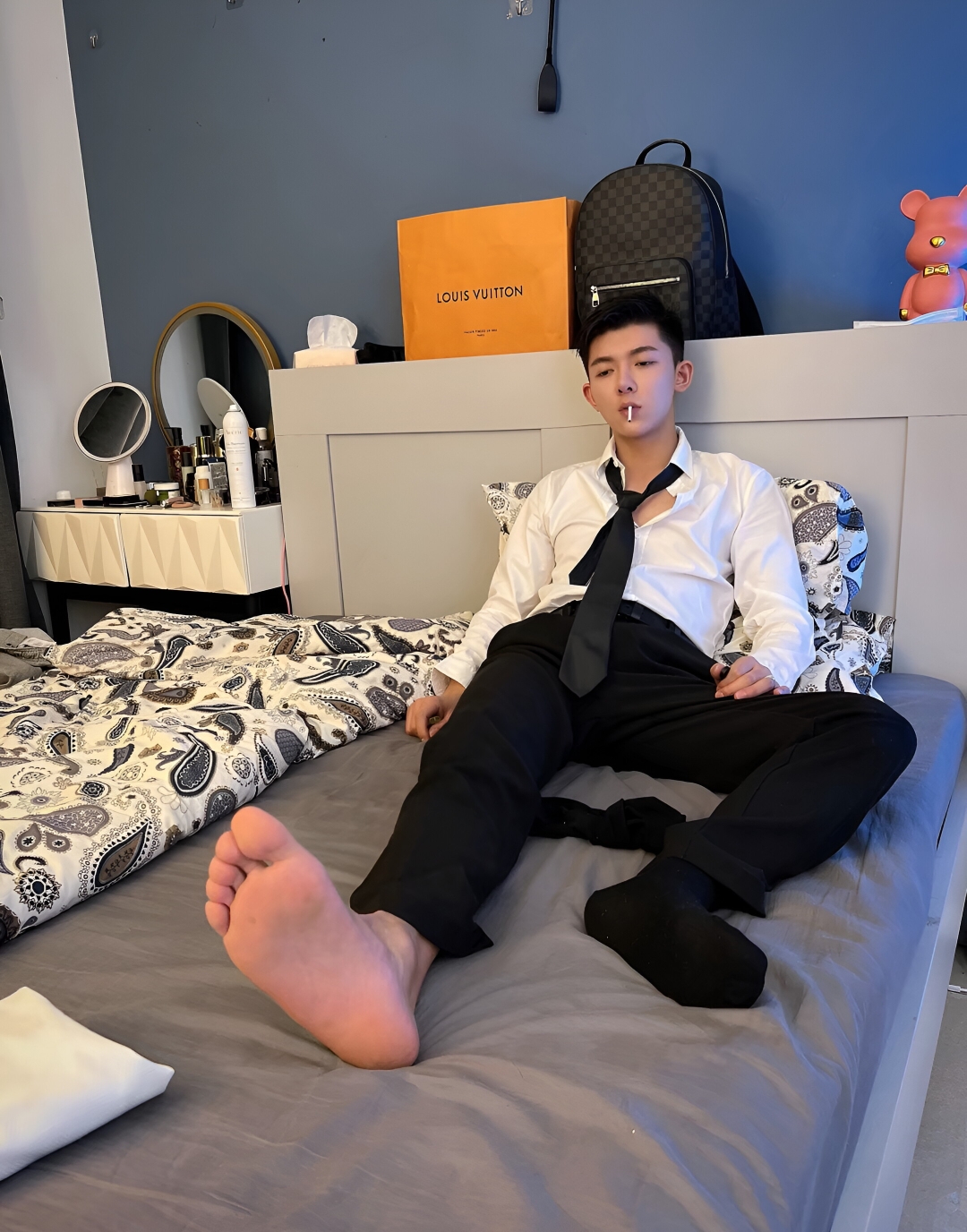 今日份的ootd 黑白配还挺有感觉～#型男帅哥# #黑袜皮鞋# #正装皮鞋