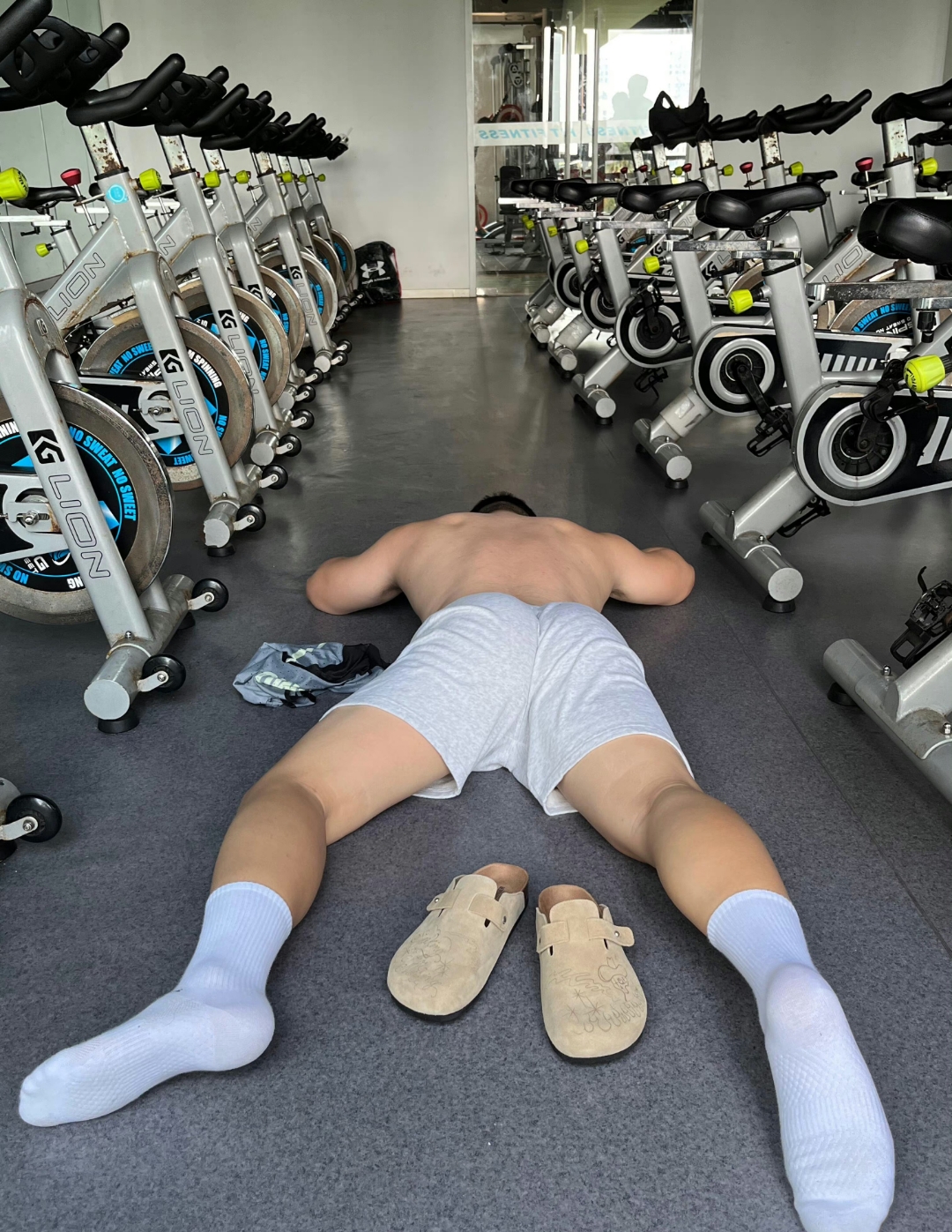 累趴～喜欢黑色还是白色呢?#健身帅哥# #肌肉型男# #撸铁男孩