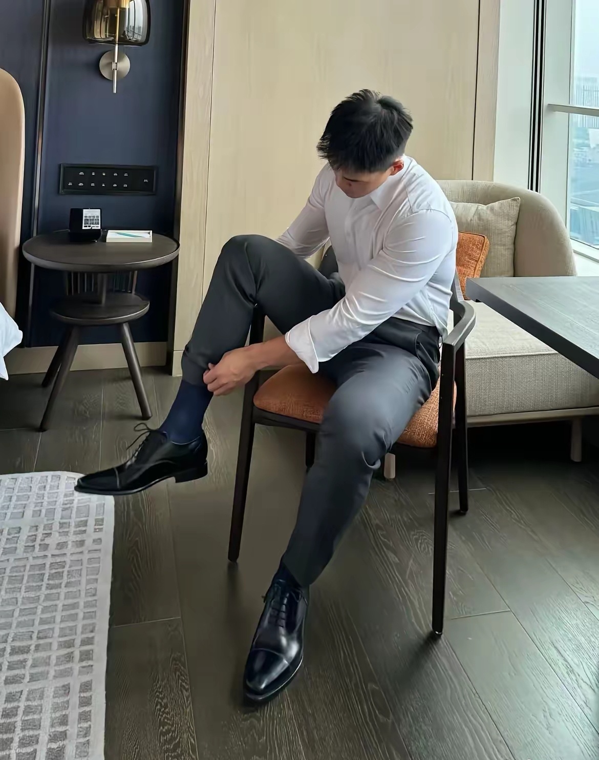 换鞋小憩 舒适生活#黑袜皮鞋# #商务正装# #肌肉型男# #正装皮鞋