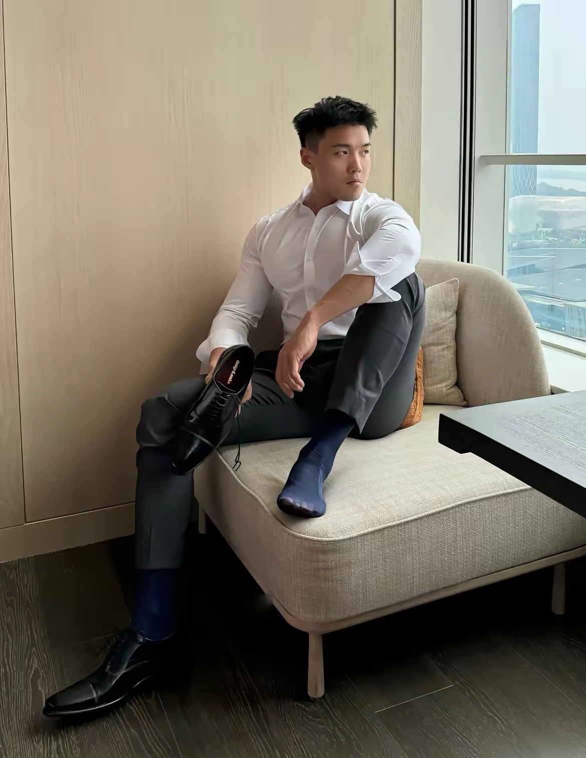 皮鞋黑袜英俊男人