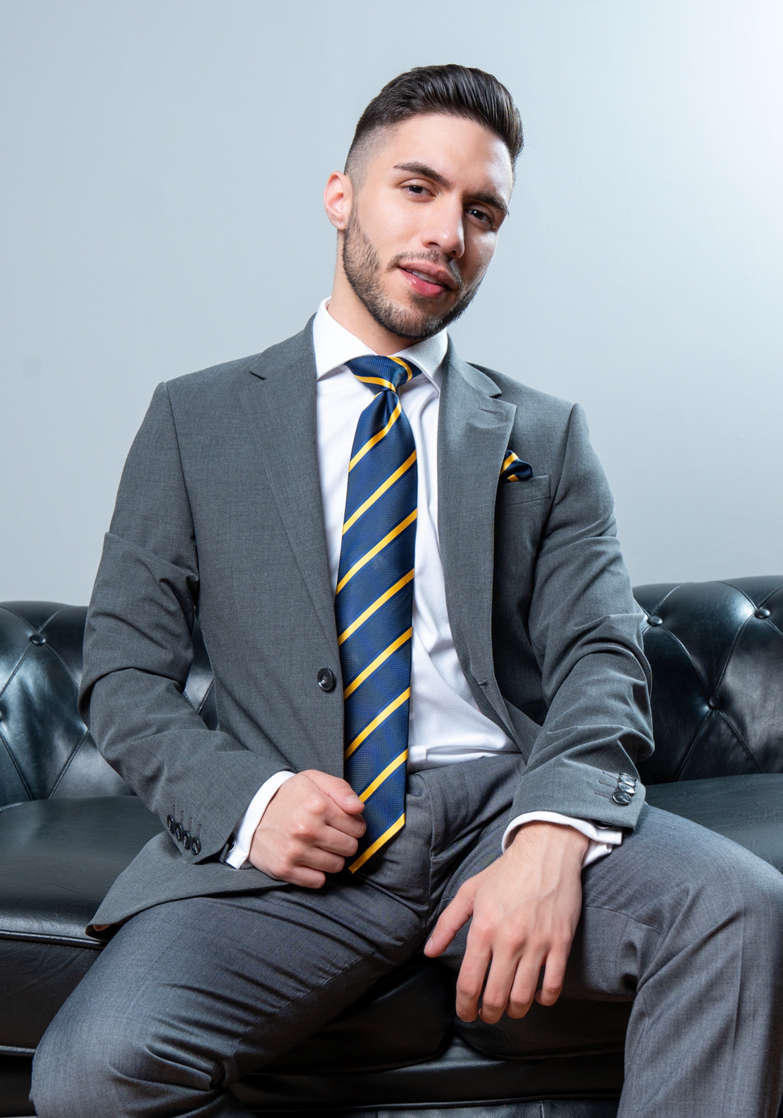 西装革履尽展职场魅力 大家更喜欢欧美型男还是国内帅哥呢?