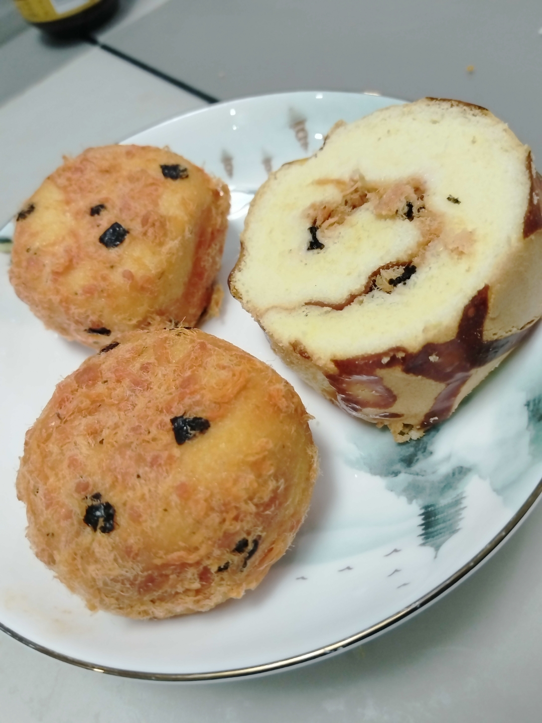 刚出炉的小圆面包,金黄酥脆,看着就流口水!