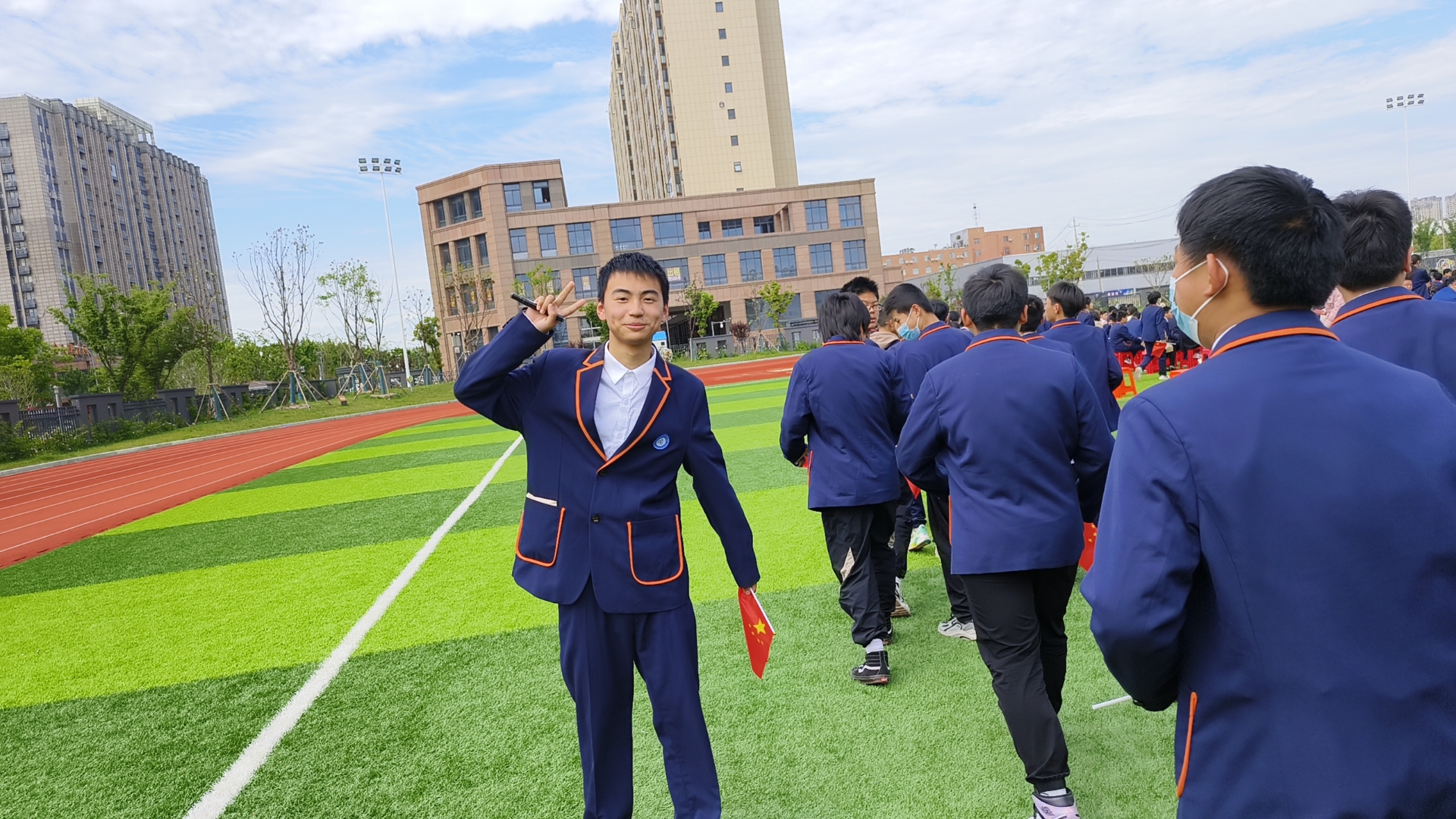 气垫按摩梳,360度按摩梳和真丝发带.14年前赠送的梳子已伴随儿子长大