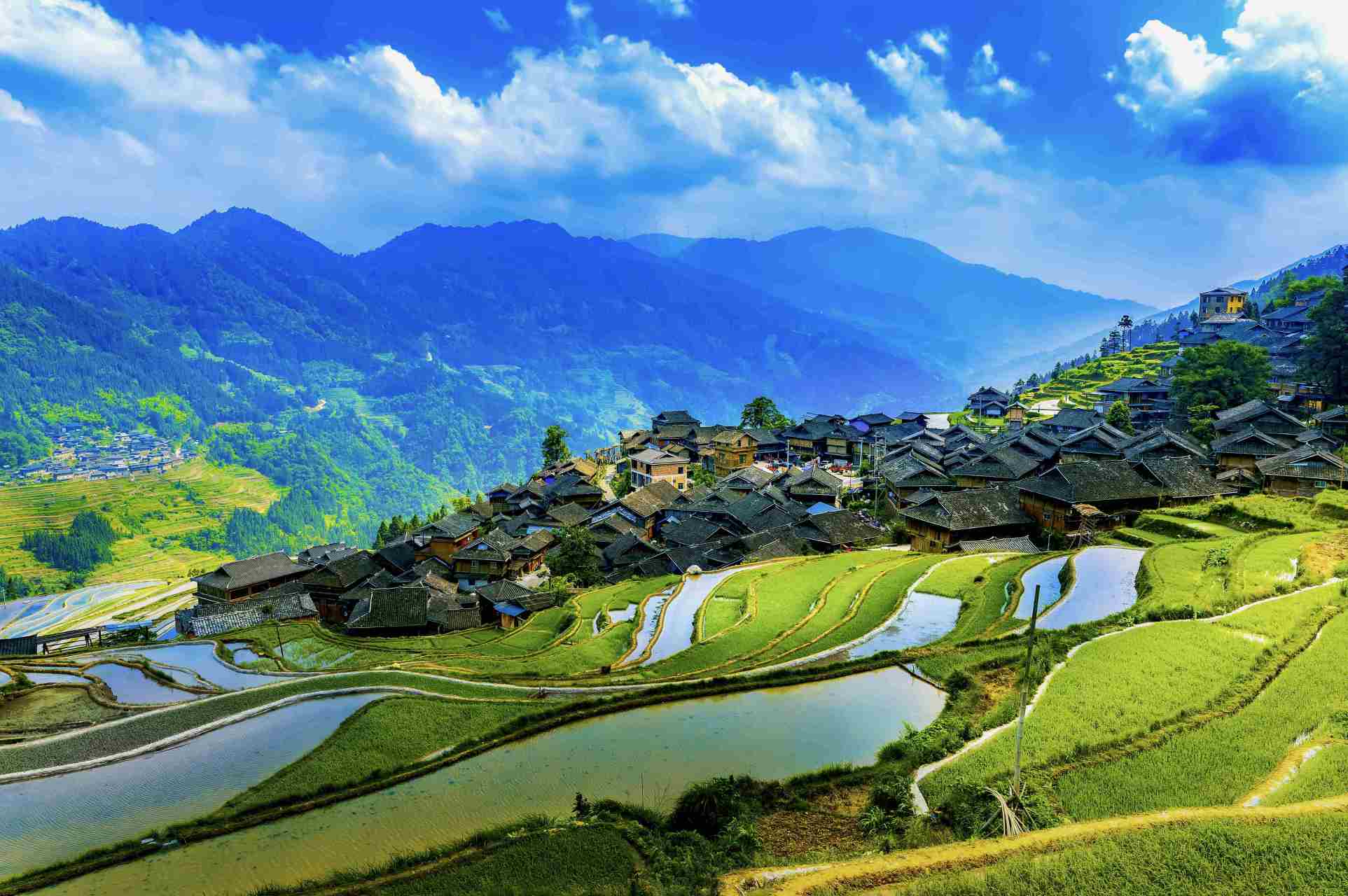 身处山间的梯田,绿意盎然,心旷神怡,画面如诗,梯田倒映着蓝天白云