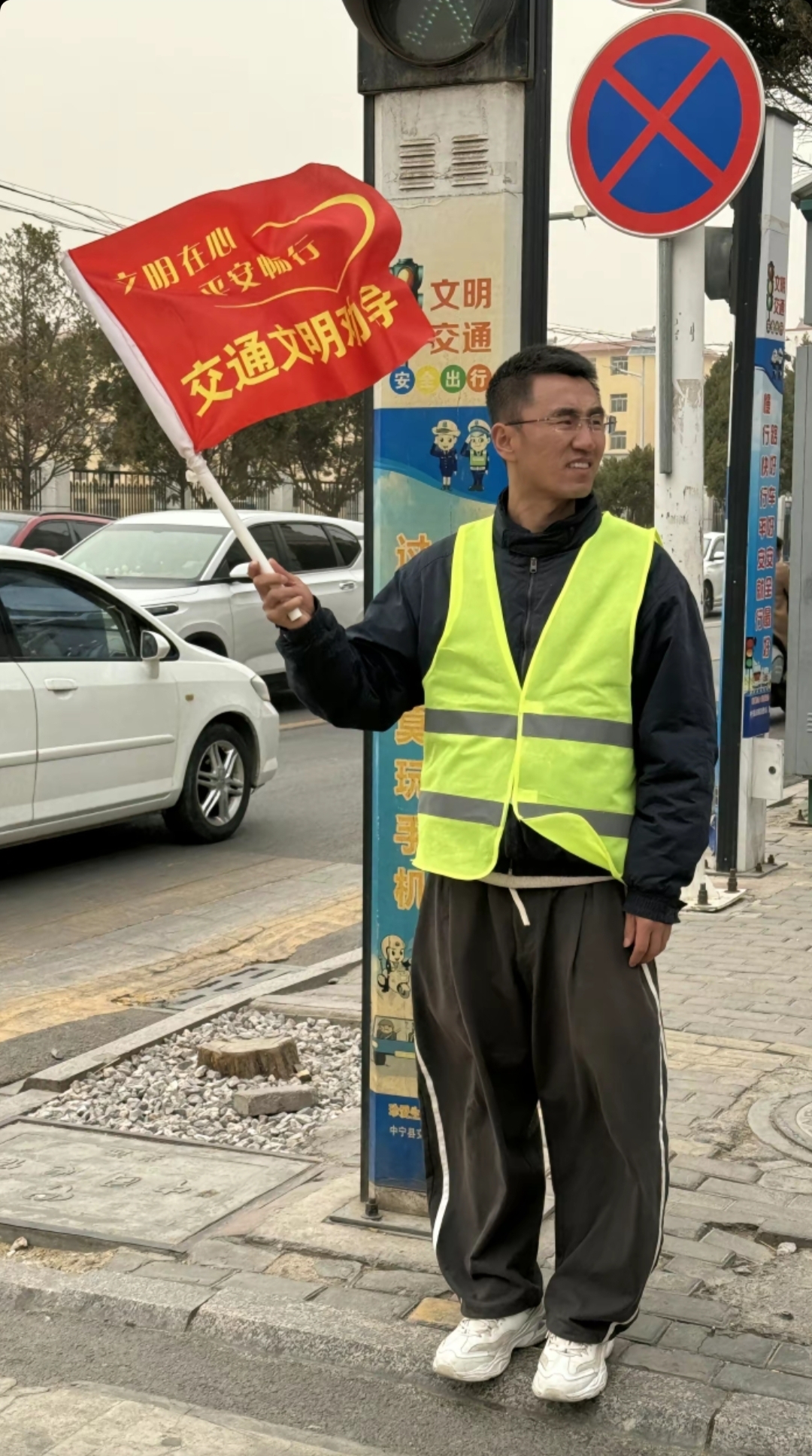 第一次听说,考驾照还要站岗一天.