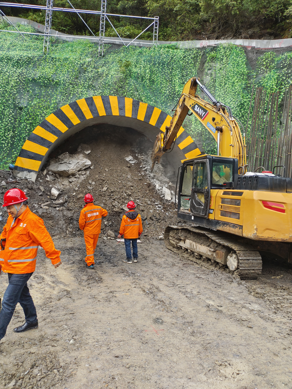 巴朗山隧道出口端开始掘进