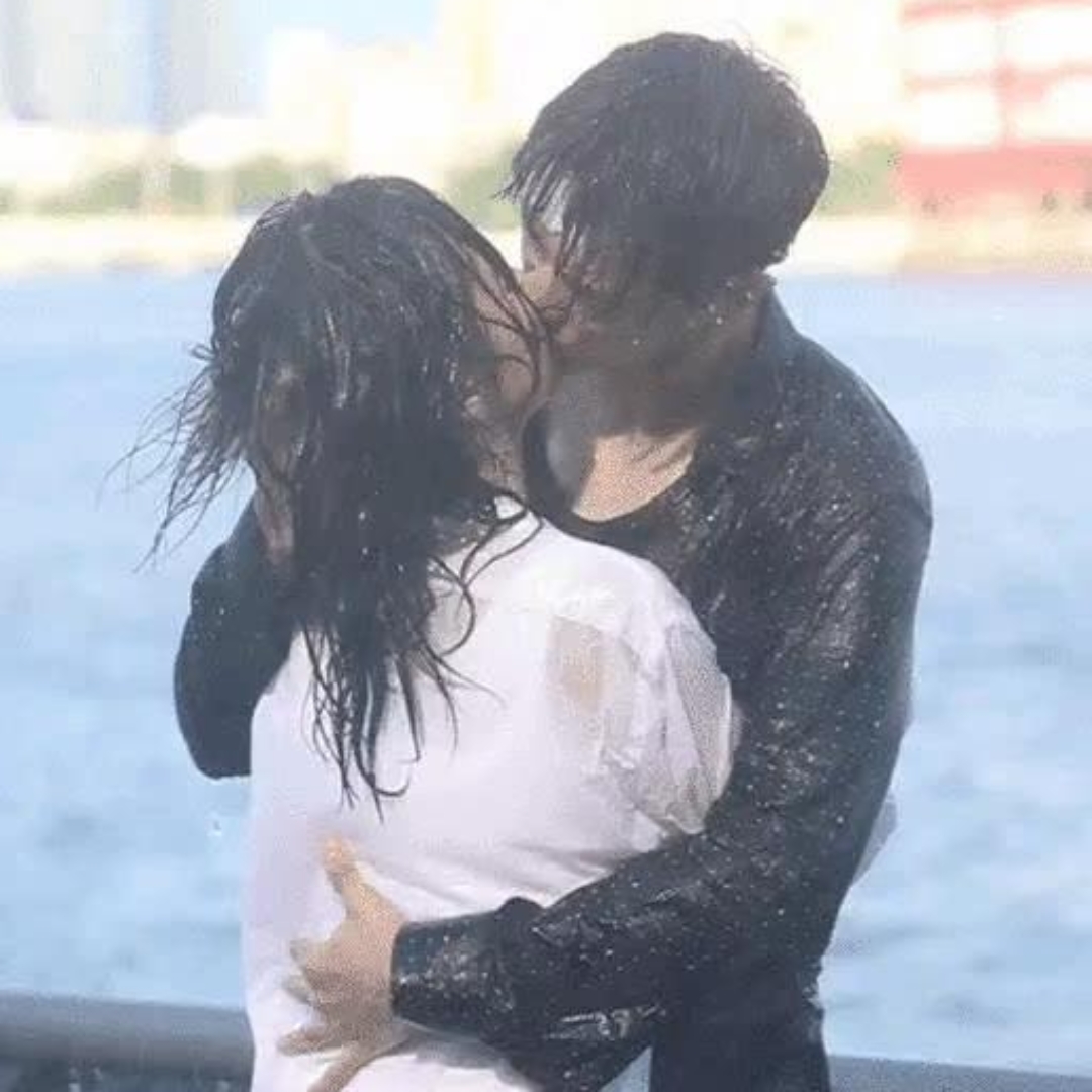 请问这是谭松韵吗?这是吻戏阿 第1部是什么时候出的呀?好像没有看过!