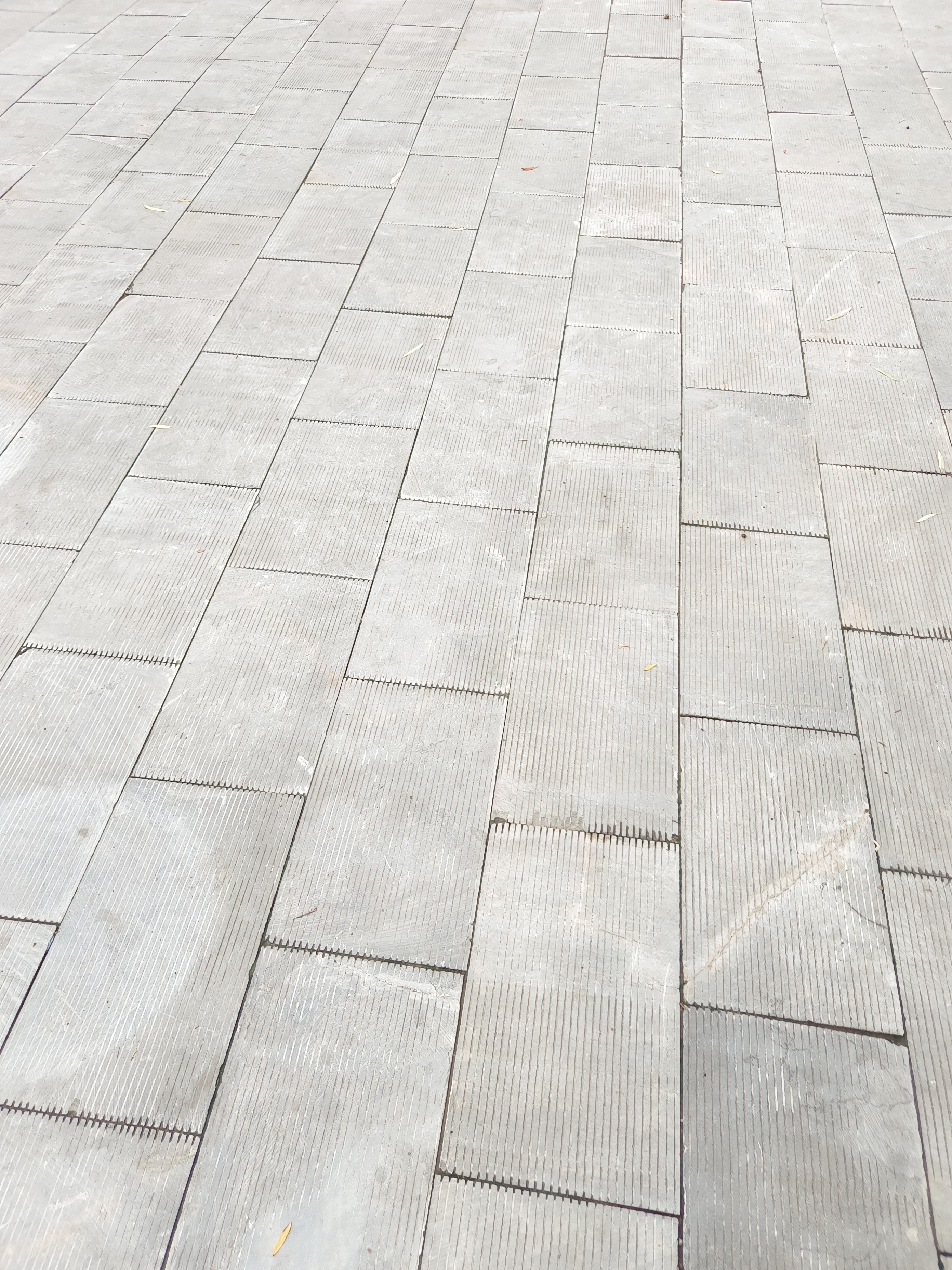 青石板是一种常用的建筑和装饰材料,具有不少优点.