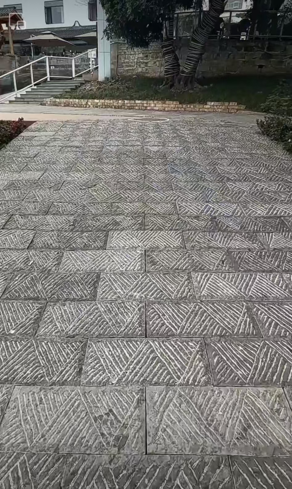 山东青石板常用于铺设地面,台阶和制作栏杆等,其美观耐用的特点能够