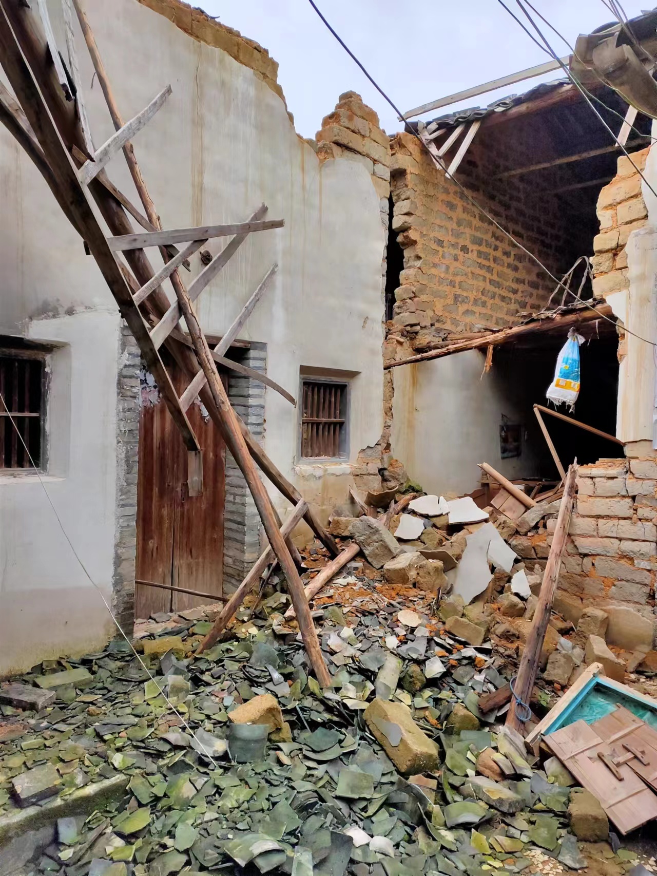 今日惊闻老家来信,发来图片,老家的老房子倒塌了,看到照片那一刻我百