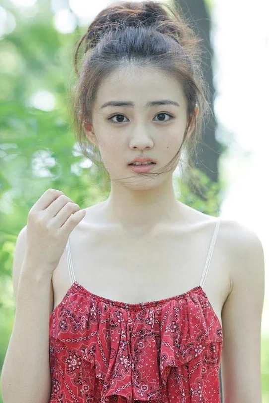 徐璐,1994年出生于内蒙古呼和浩特,内地影视演员,身高166公分,体重44