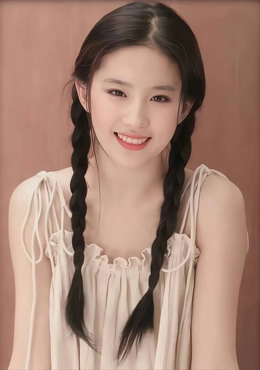 刘亦菲扎两个小辫子,好像邻家少女一般#刘亦菲# #神仙姐姐刘亦菲