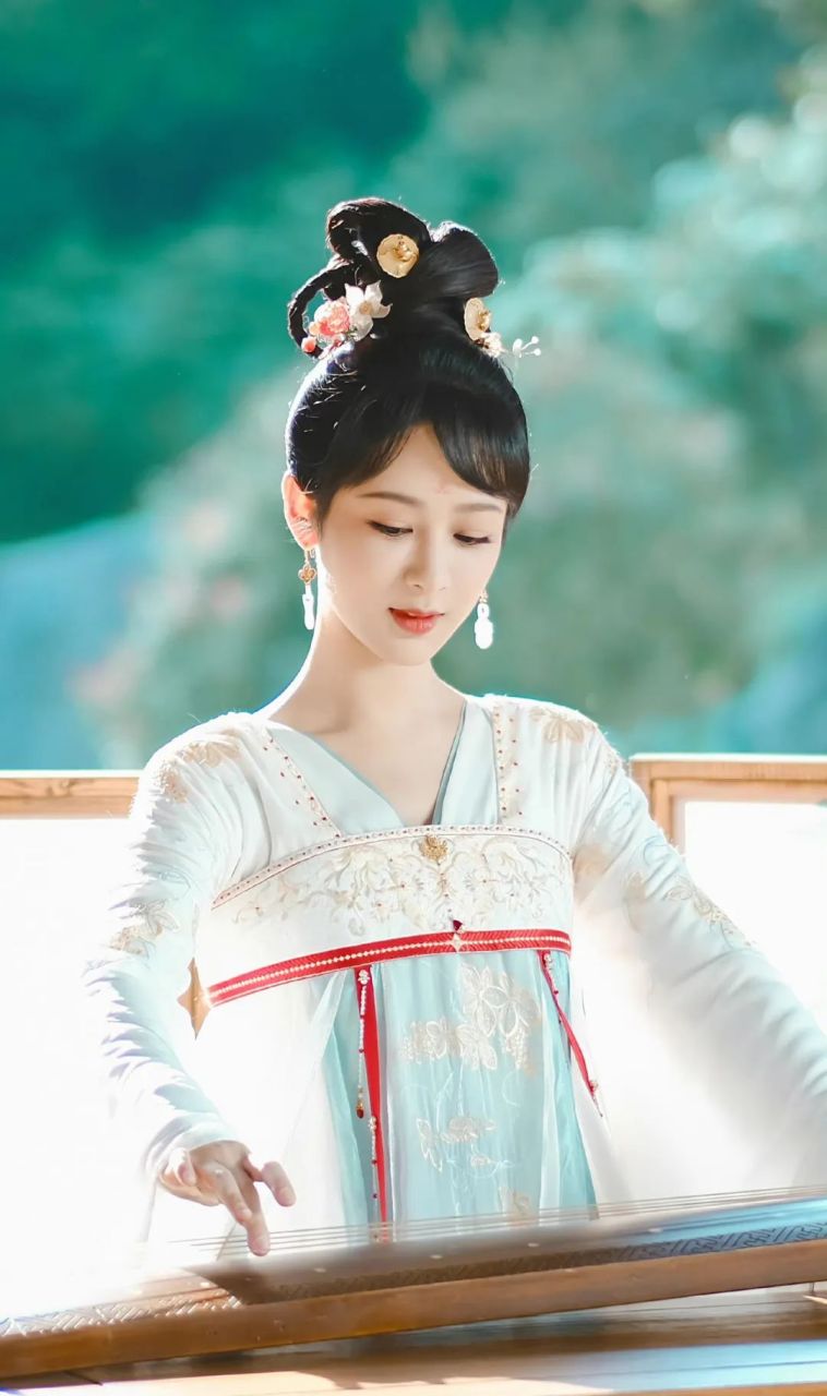 端午佳节,美好节日中,欣赏杨紫又仙又美的古装造型,心中会多一分愉悦