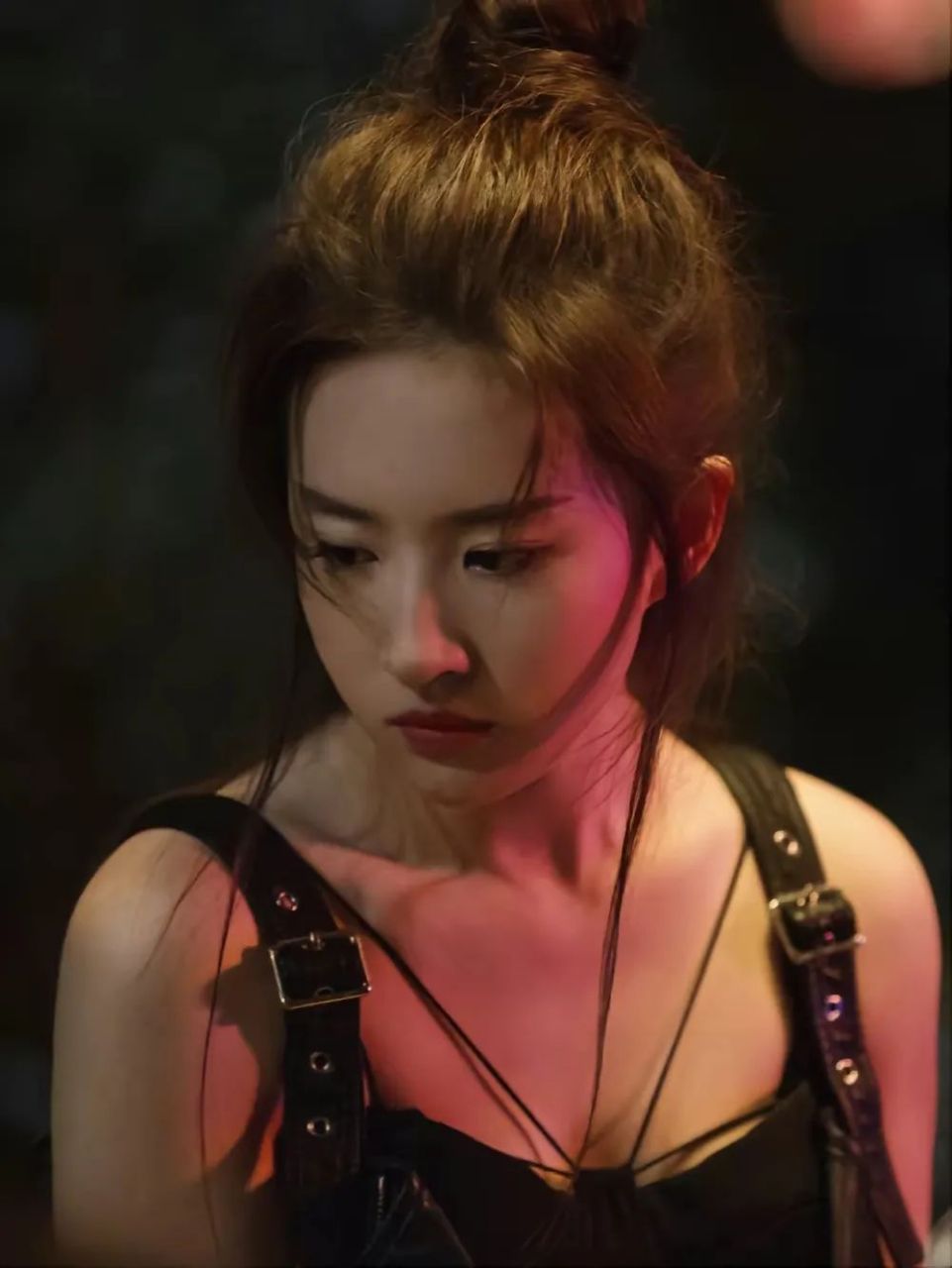 刘亦菲黑色吊带裙装扮,真的太酷了,又很时尚!#刘亦菲# #神仙姐姐刘亦