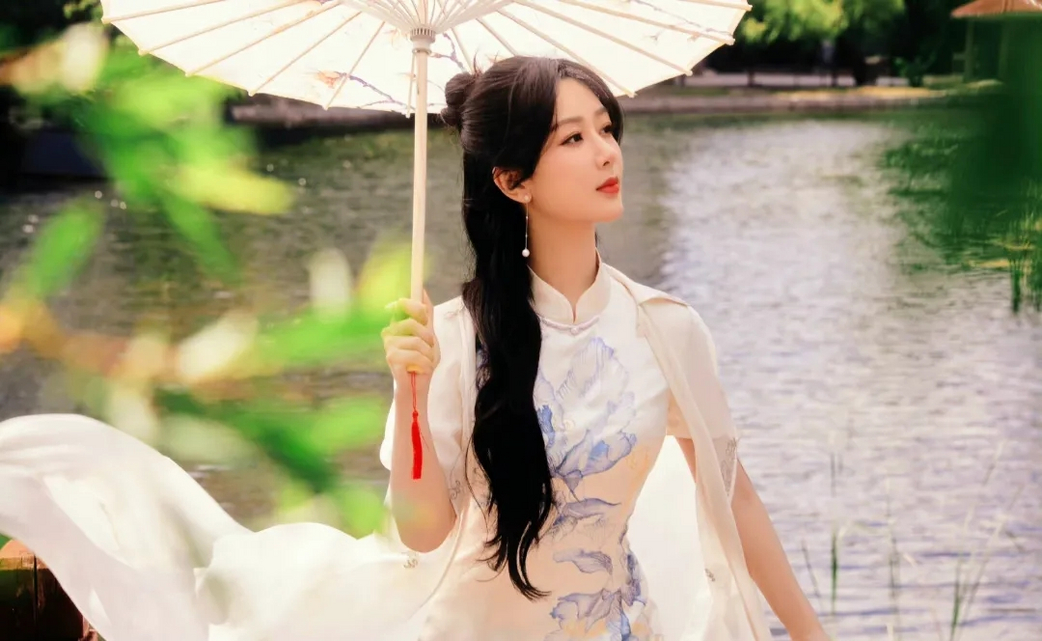 杨紫这一身旗袍装扮,嫣然一笑,气质绝美!