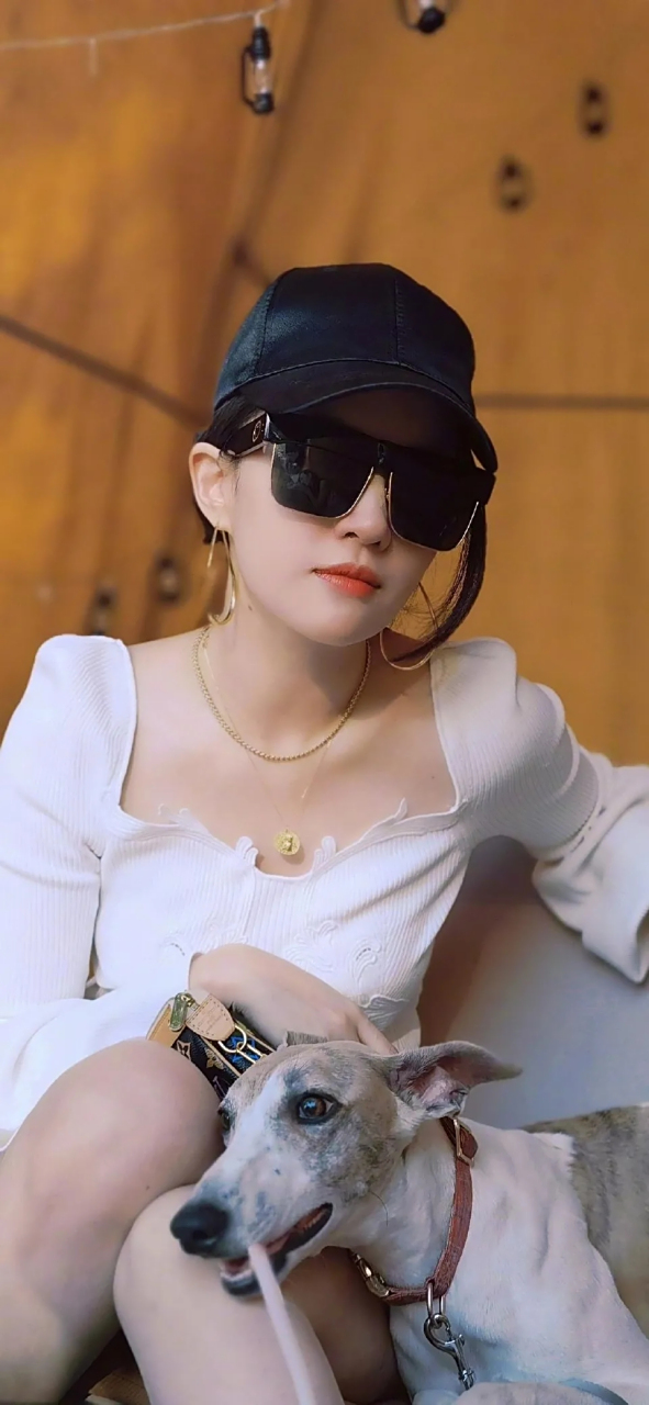 戴墨镜的刘亦菲很酷,英姿飒爽.